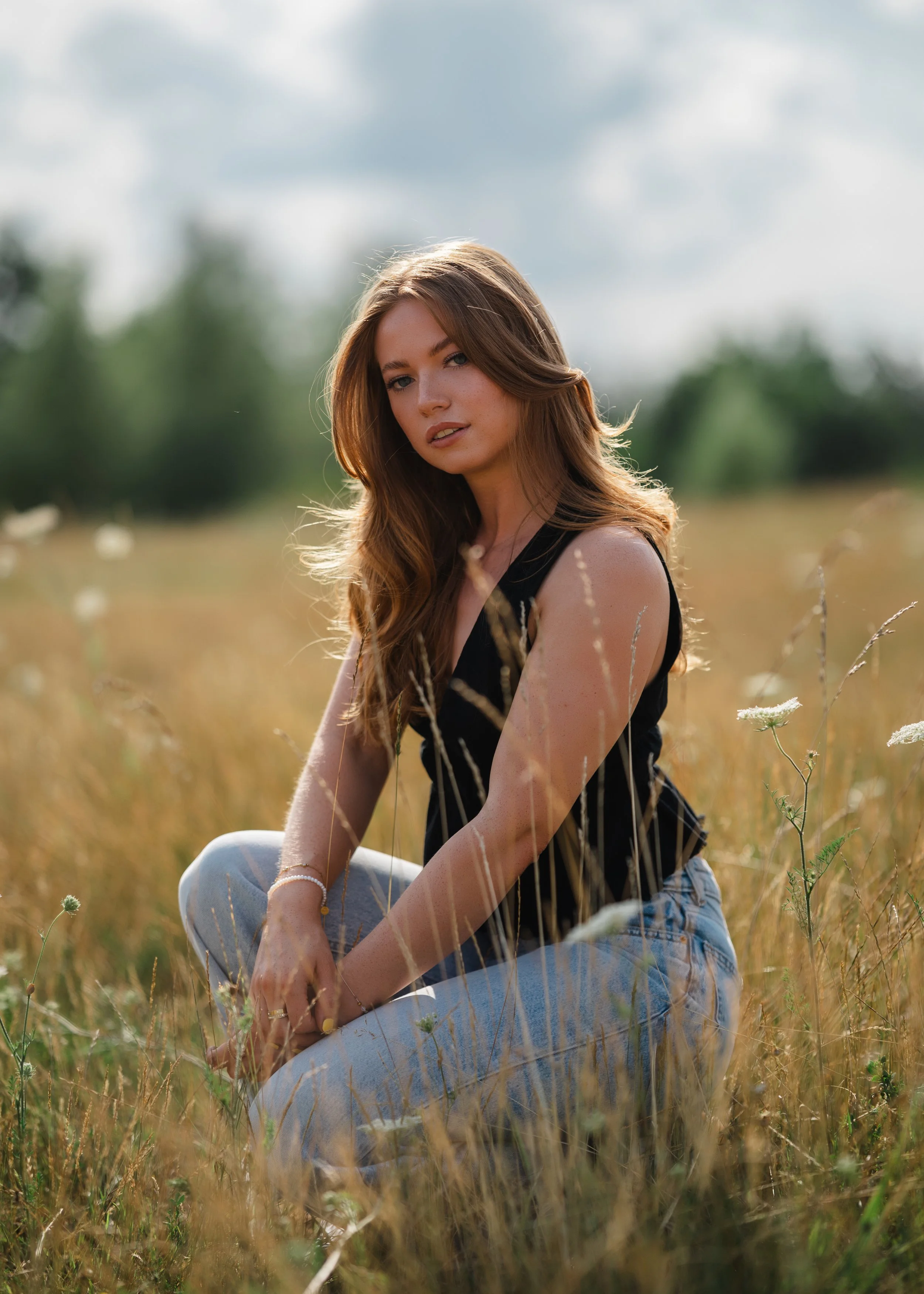  Sommer-Editorial am Steinberger See, Maggi im schwarzen Top vor goldener Trockenwiese, Available Light 
