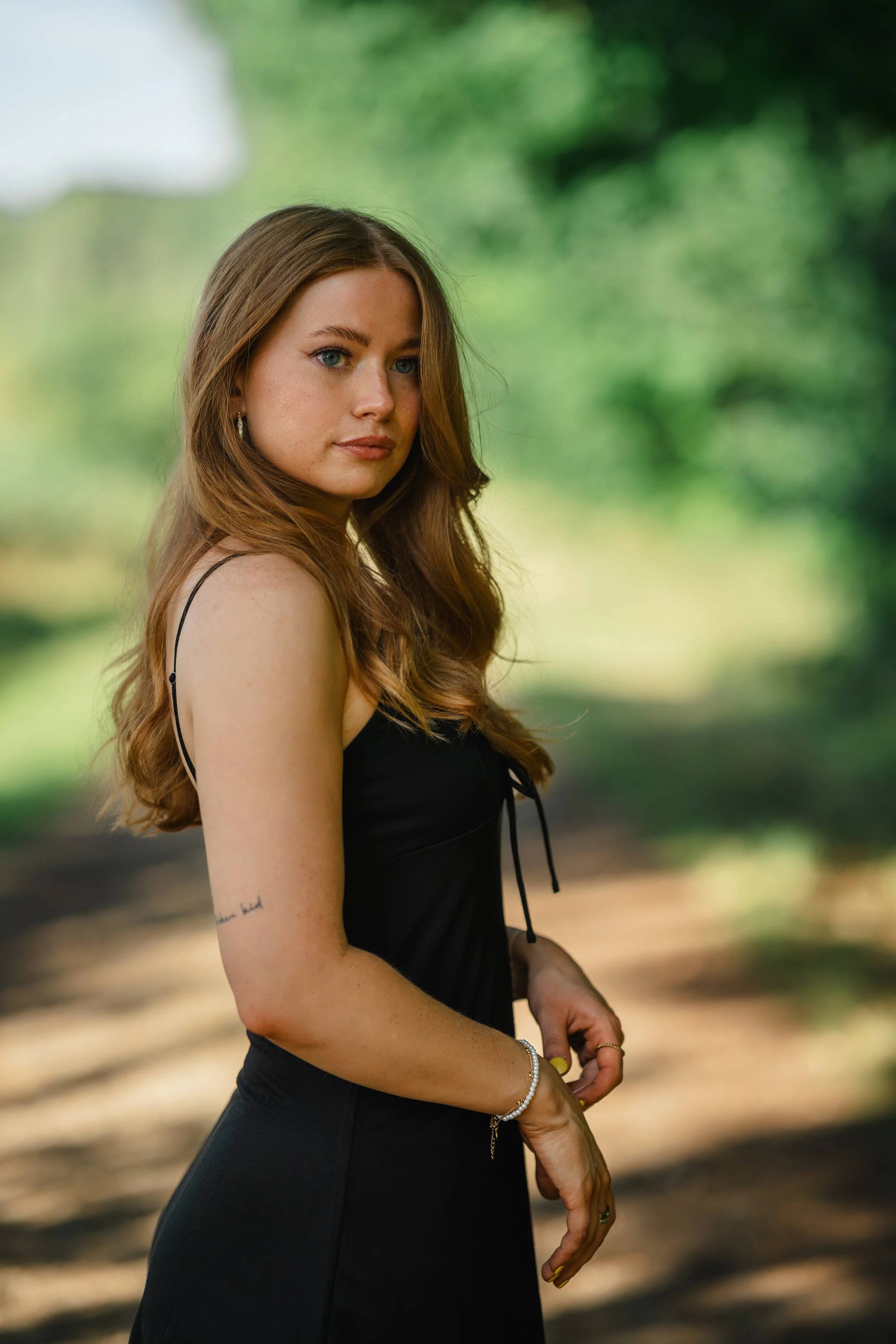portrait-steinberger-see-maggi-waldweg-trägerkleid.jp