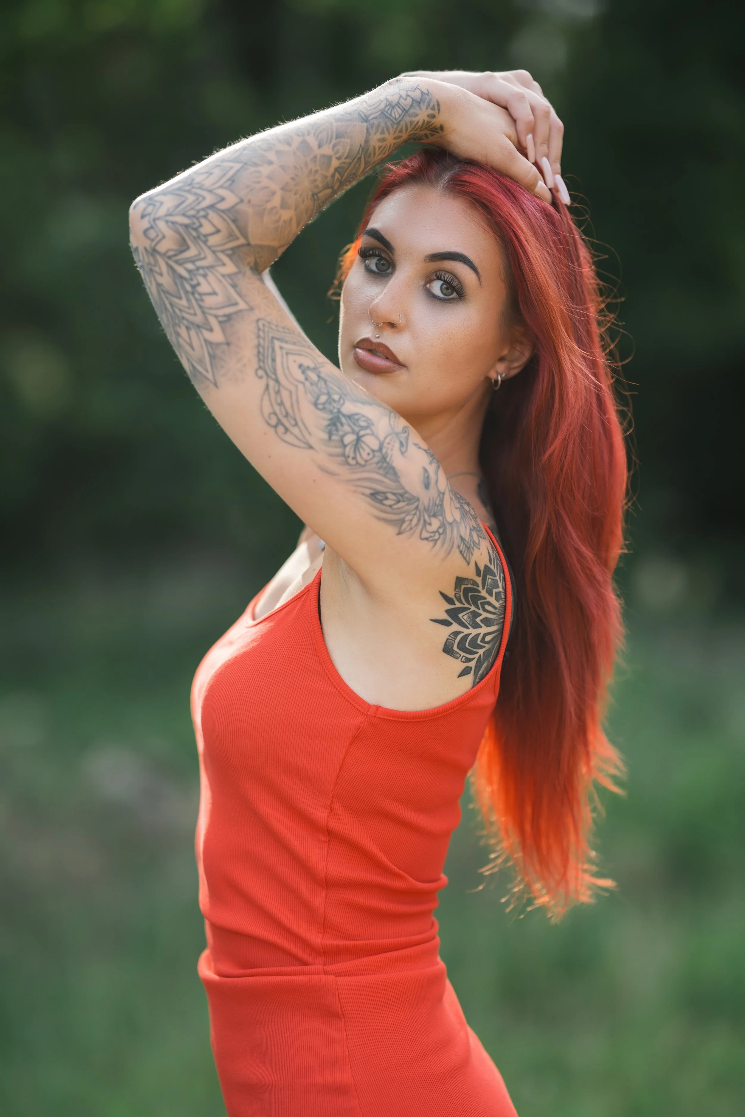 Location 3 — Close-up rotes Kleid