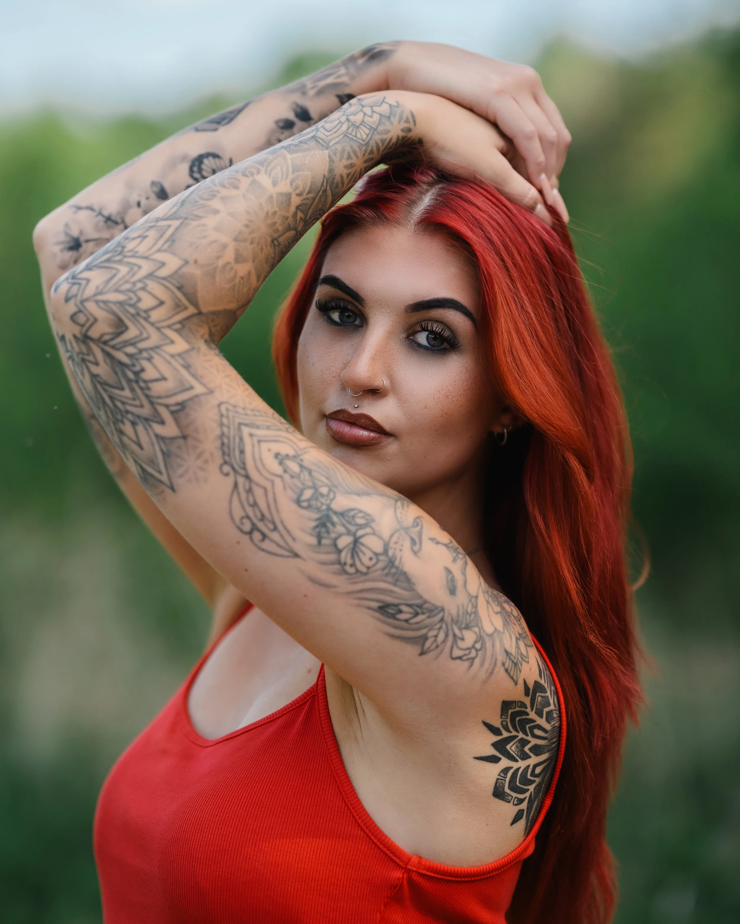 Location 3 — Close-up rotes Kleid