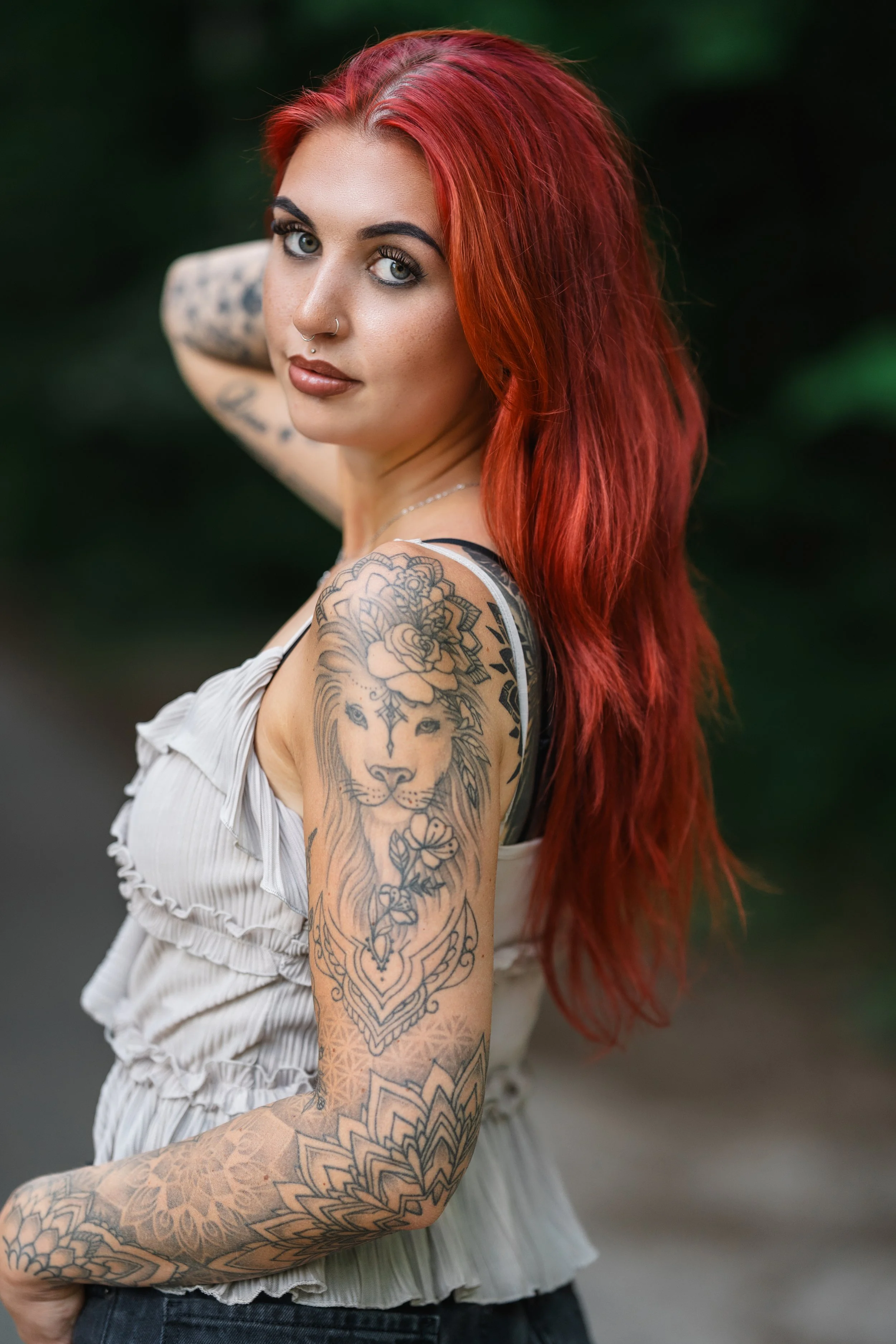 Sommerglut, Waldschatten und rotes Licht — Portrait-Shooting mit Caro am Steinberger See