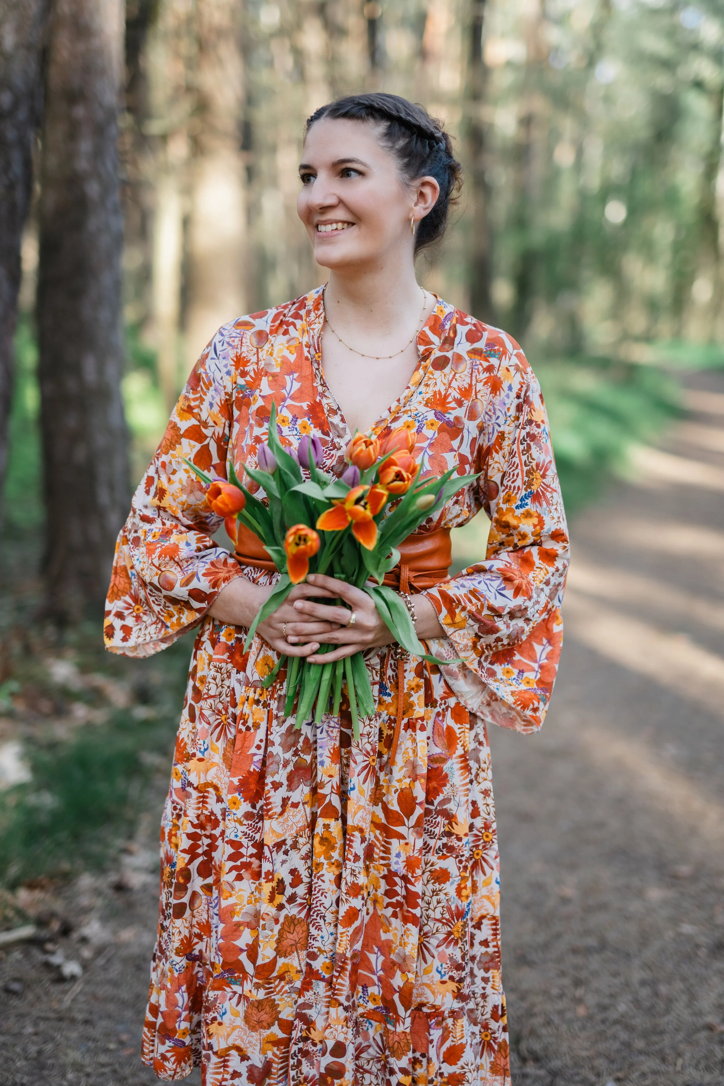 Waldweg mit buntem Kleid und Tulpen 1
