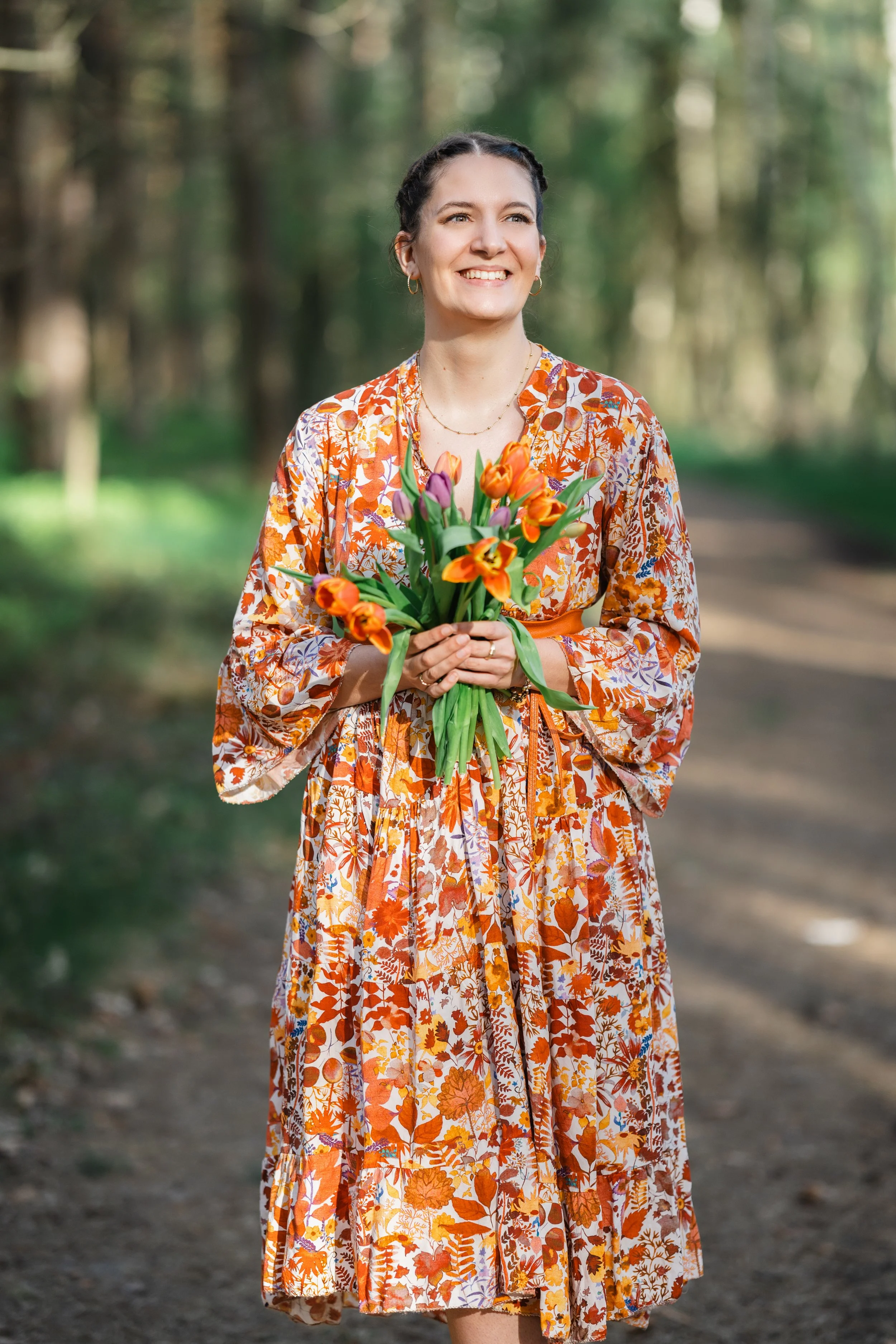 Waldweg mit buntem Kleid und Tulpen 2