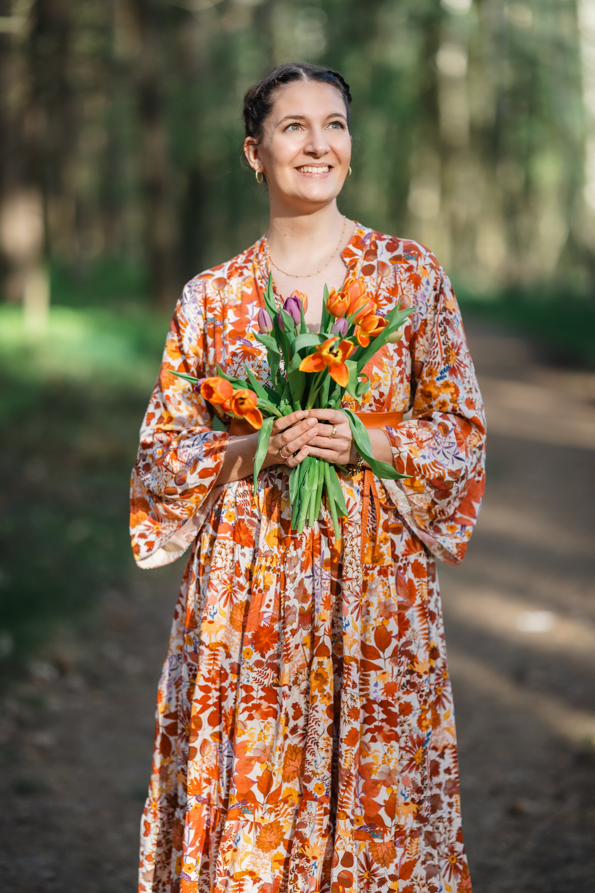 Waldweg mit buntem Kleid und Tulpen 3
