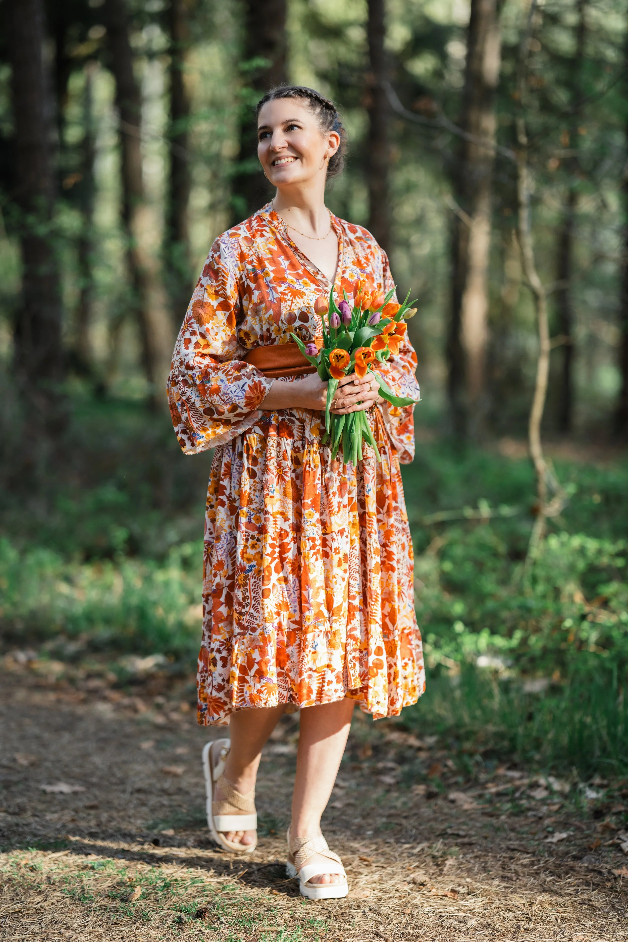 Waldweg mit buntem Kleid und Tulpen 4