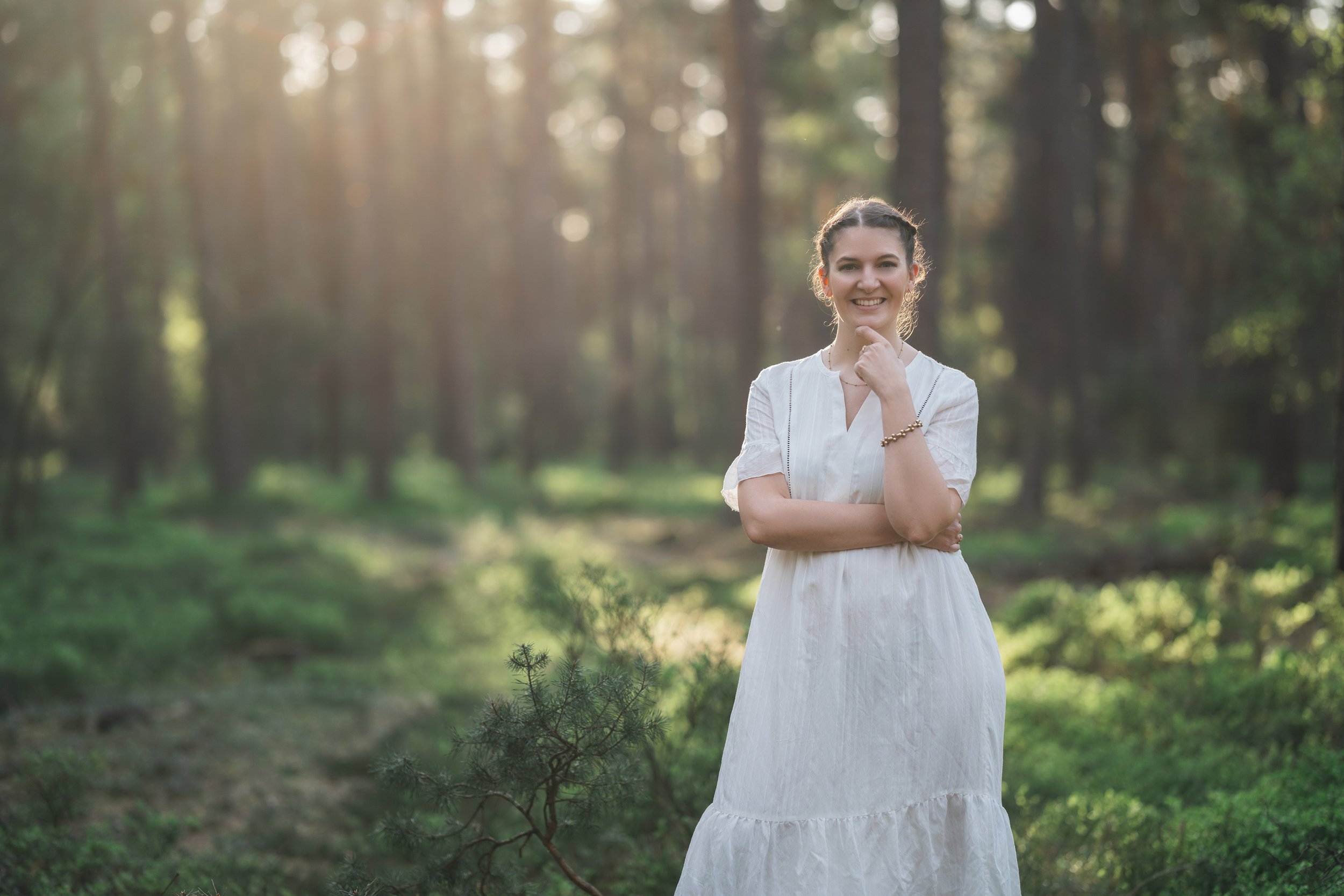 Anja im weißen Kleid zwischen Baumstämmen und Moos bei einem Portrait-Shooting in Schwandorf 6