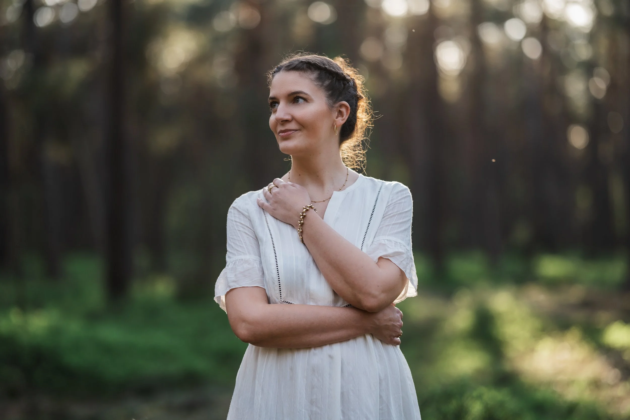 Frühlingslicht, Moos und weißes Kleid — Portrait-Shooting mit Anja im Wald auf dem Weinberg in Schwandorf