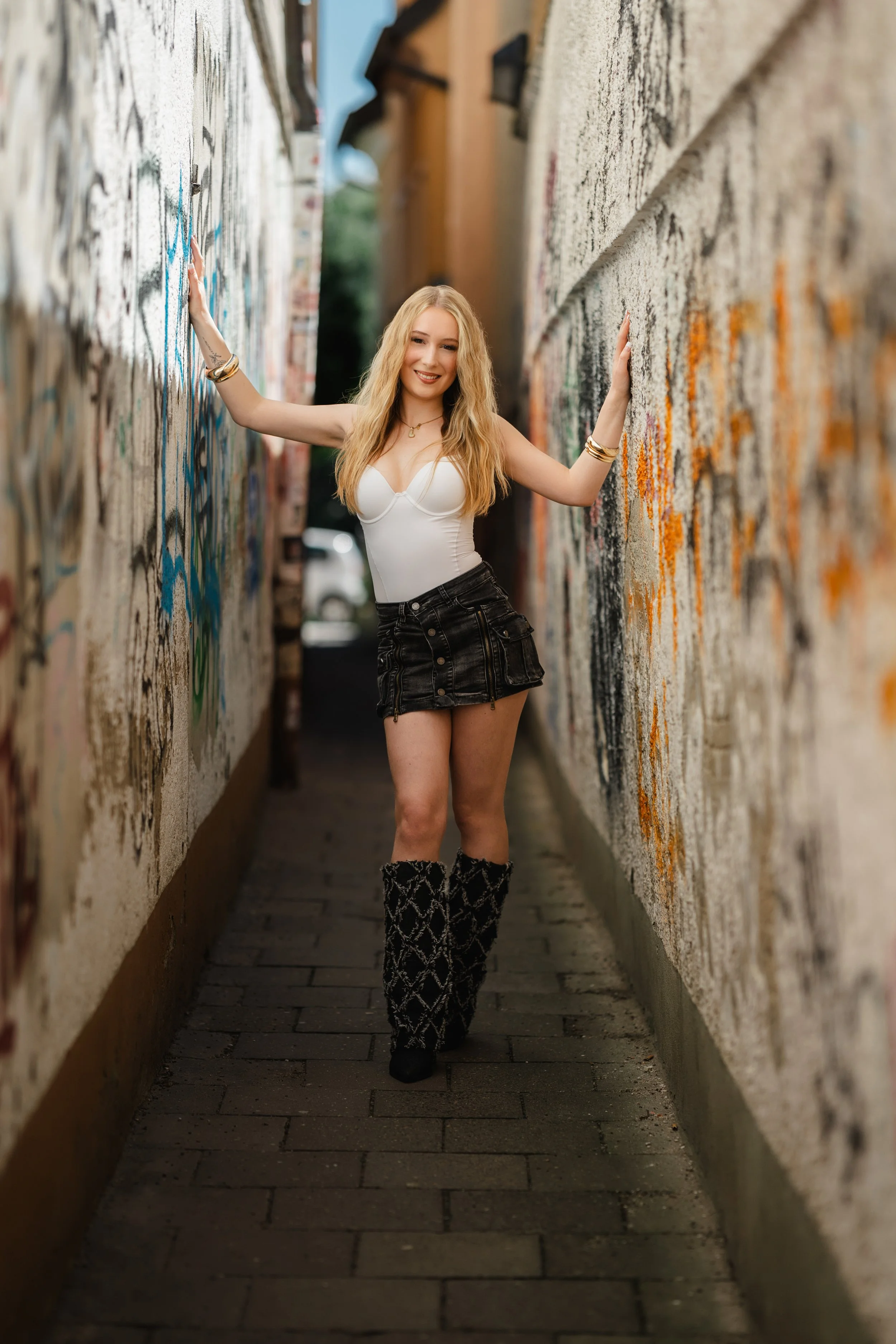 fotoshooting-regensburg-altstadt-graffiti-gasse-lorena-01.jpg