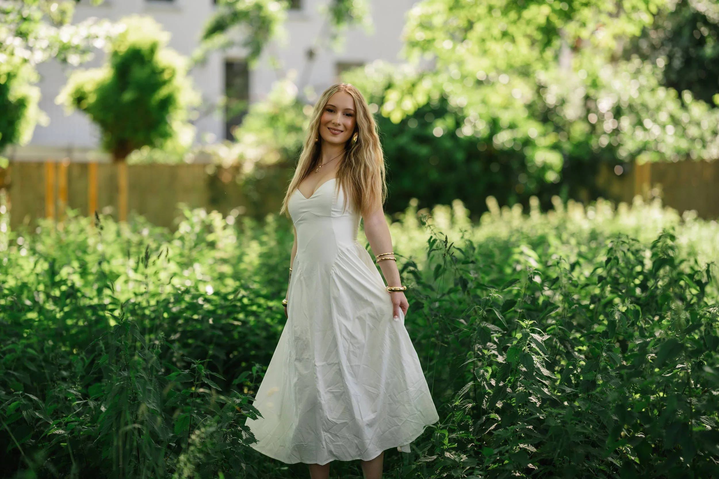 outdoor-portrait-regensburg-wiese-brennnesseln-lorena-22.jpg