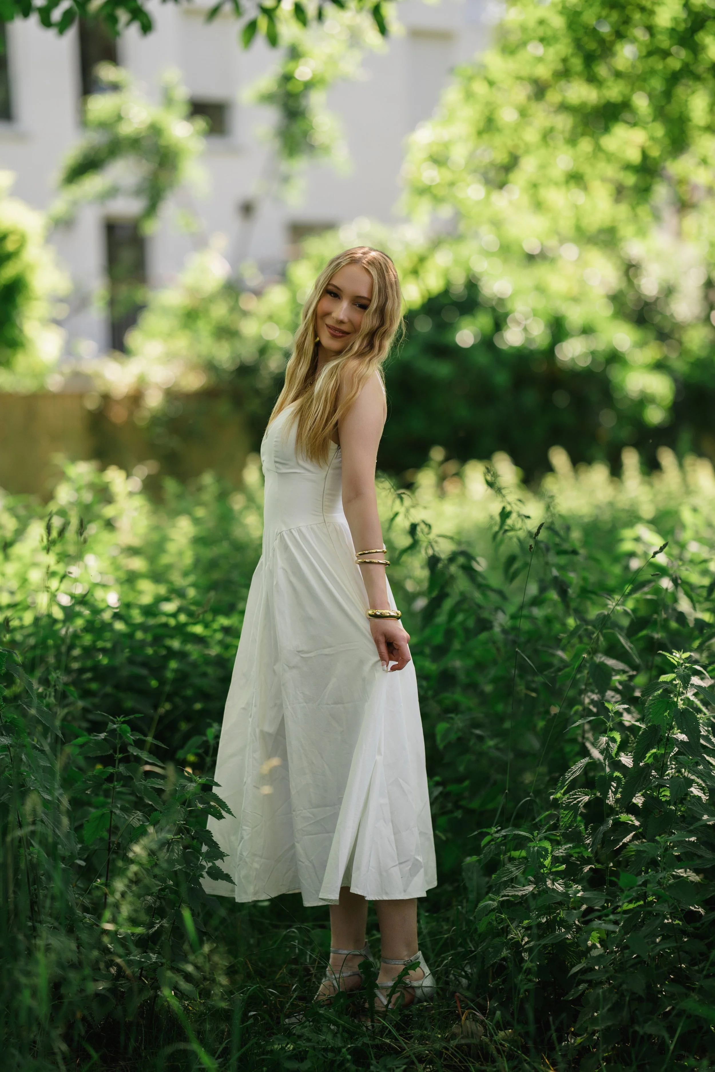 outdoor-portrait-regensburg-wiese-brennnesseln-lorena-23.jpg
