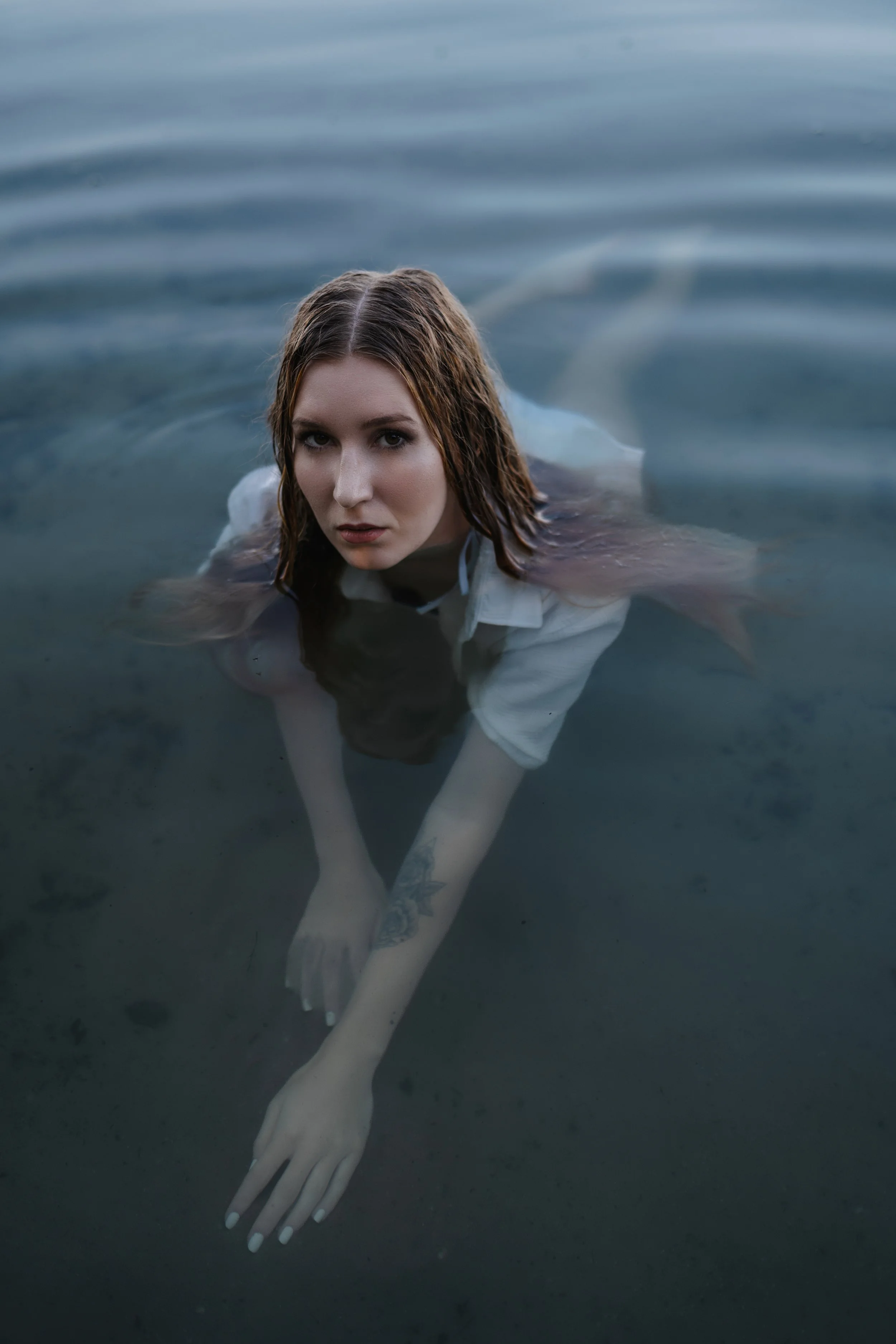 portrait-am-wasser-steinberger-see-tina-wasserlinie-09.jpg