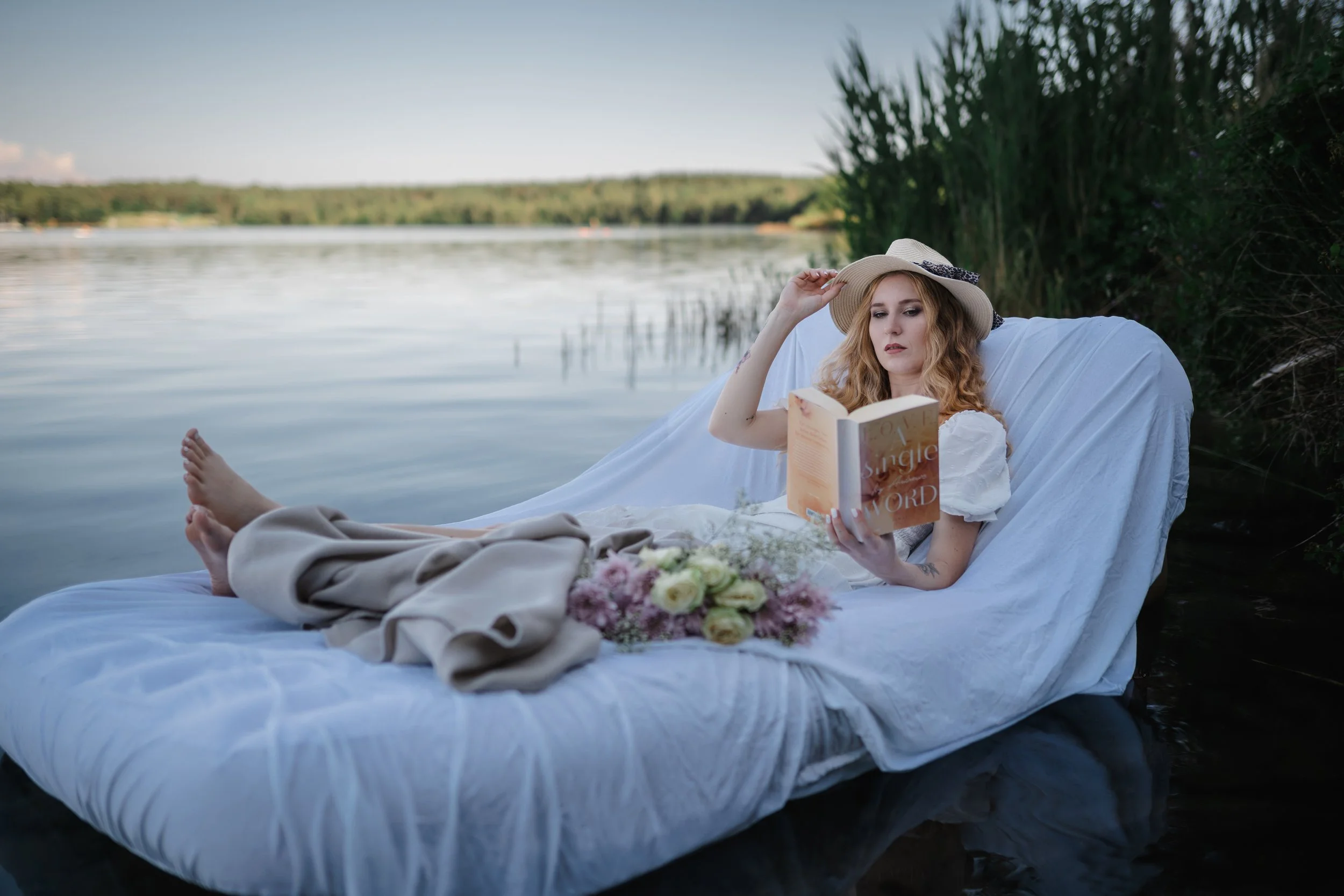 fotoshooting-steinberger-see-buch-blumen-luftmatratze-08.jpg