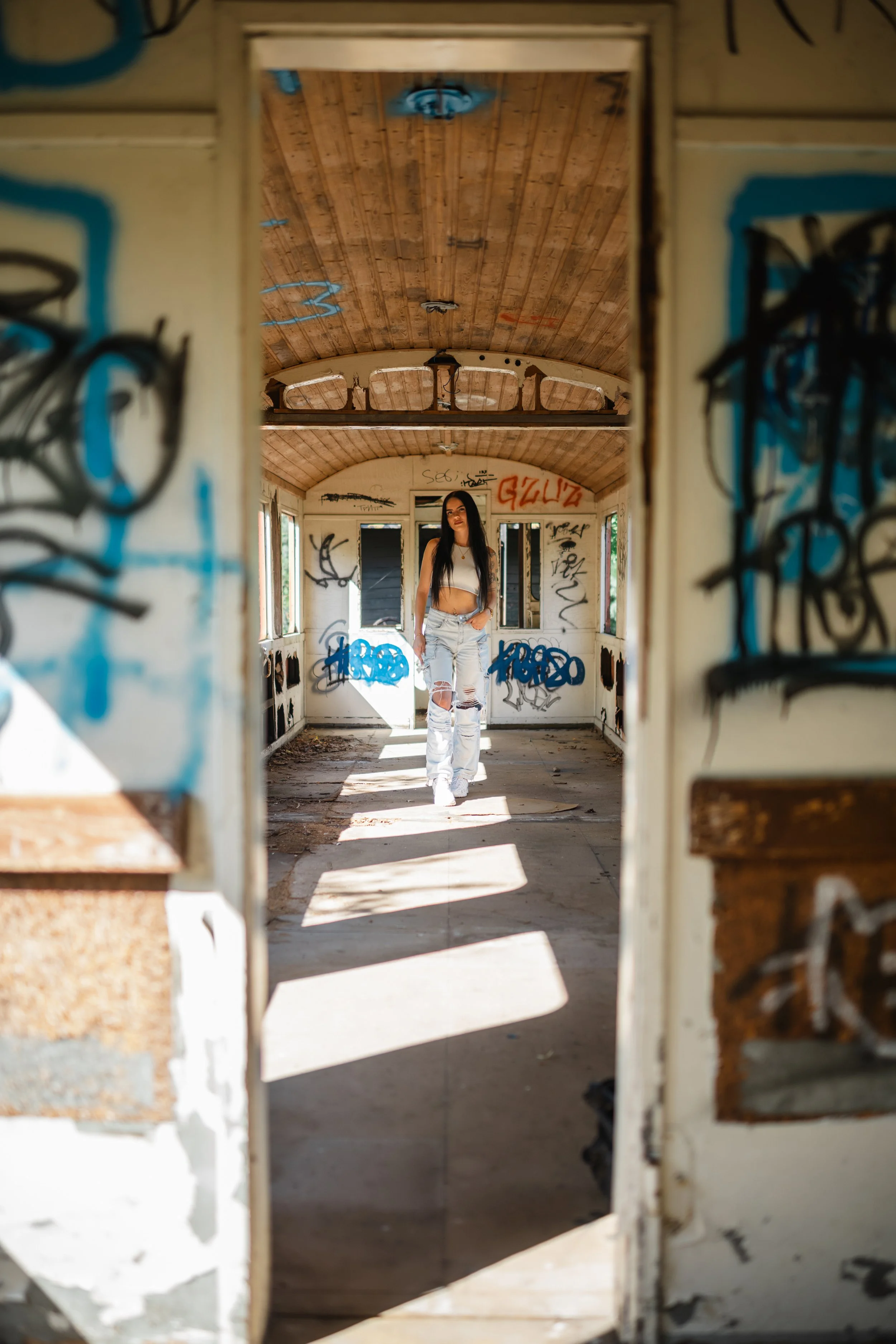 portrait-eisenbahnwaggon-jennifer-tuerrahmen.jpg
