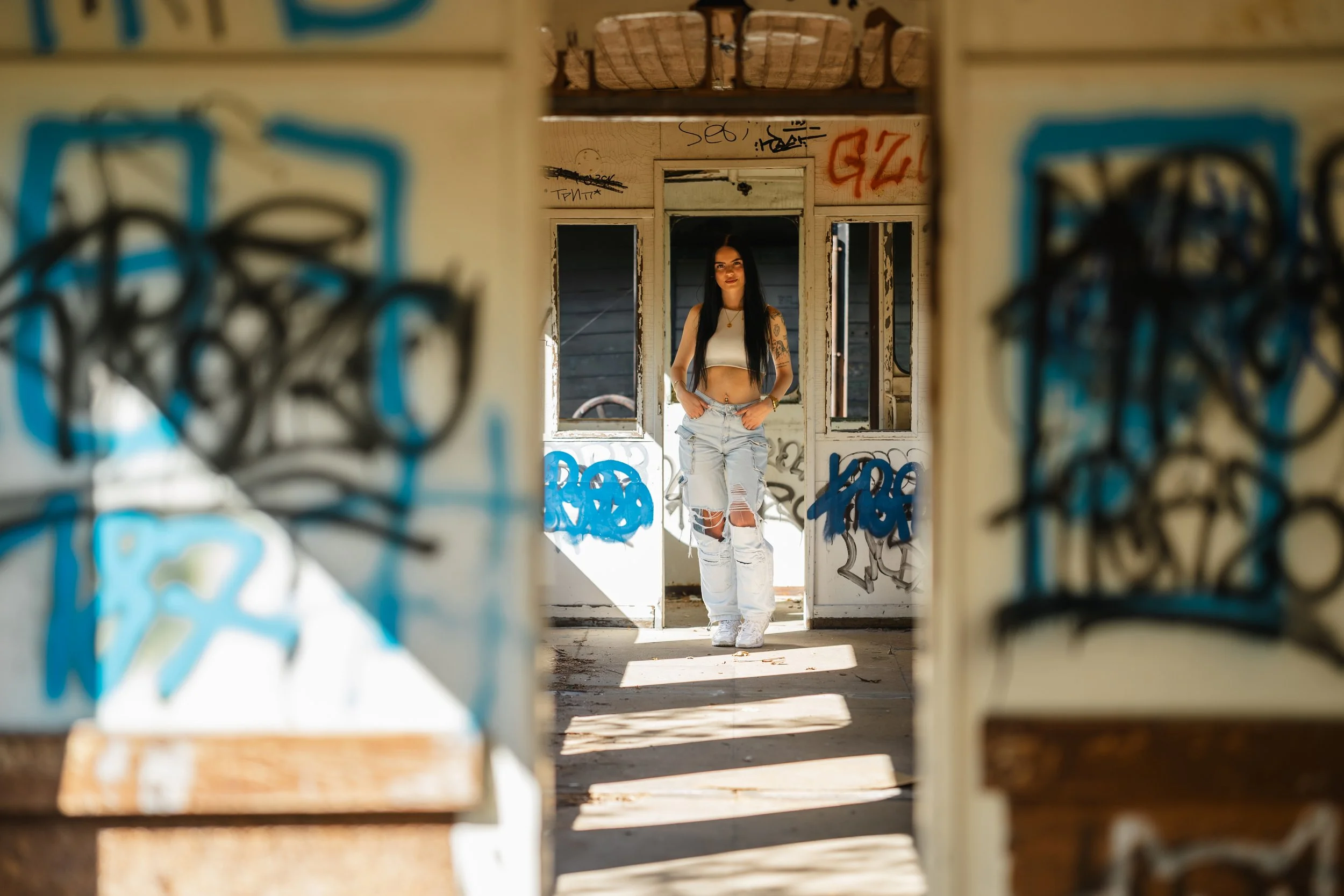 portrait-shooting-knappensee-jennifer-eisenbahnwaggon.jpg