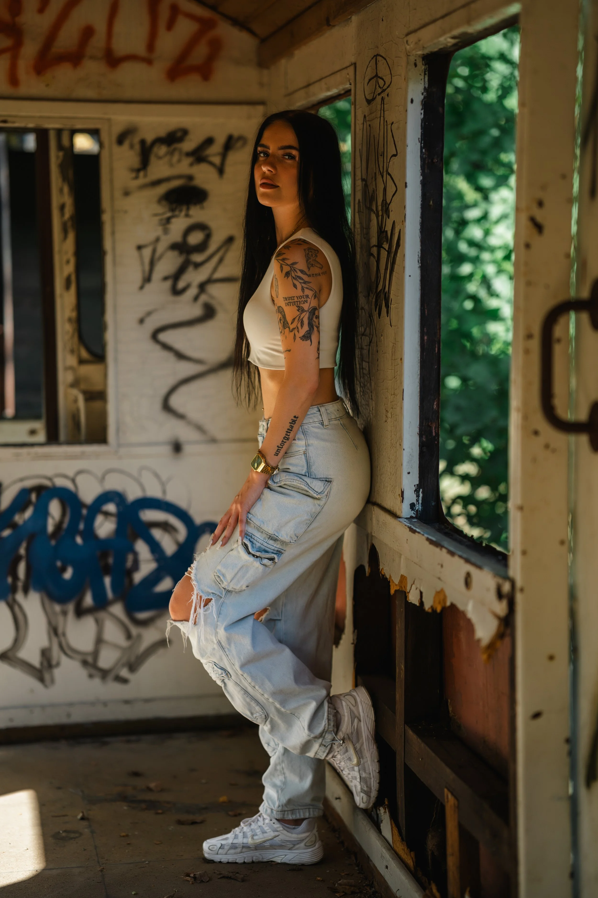ganzkoerperportrait-jennifer-waggon-fenster.jpg