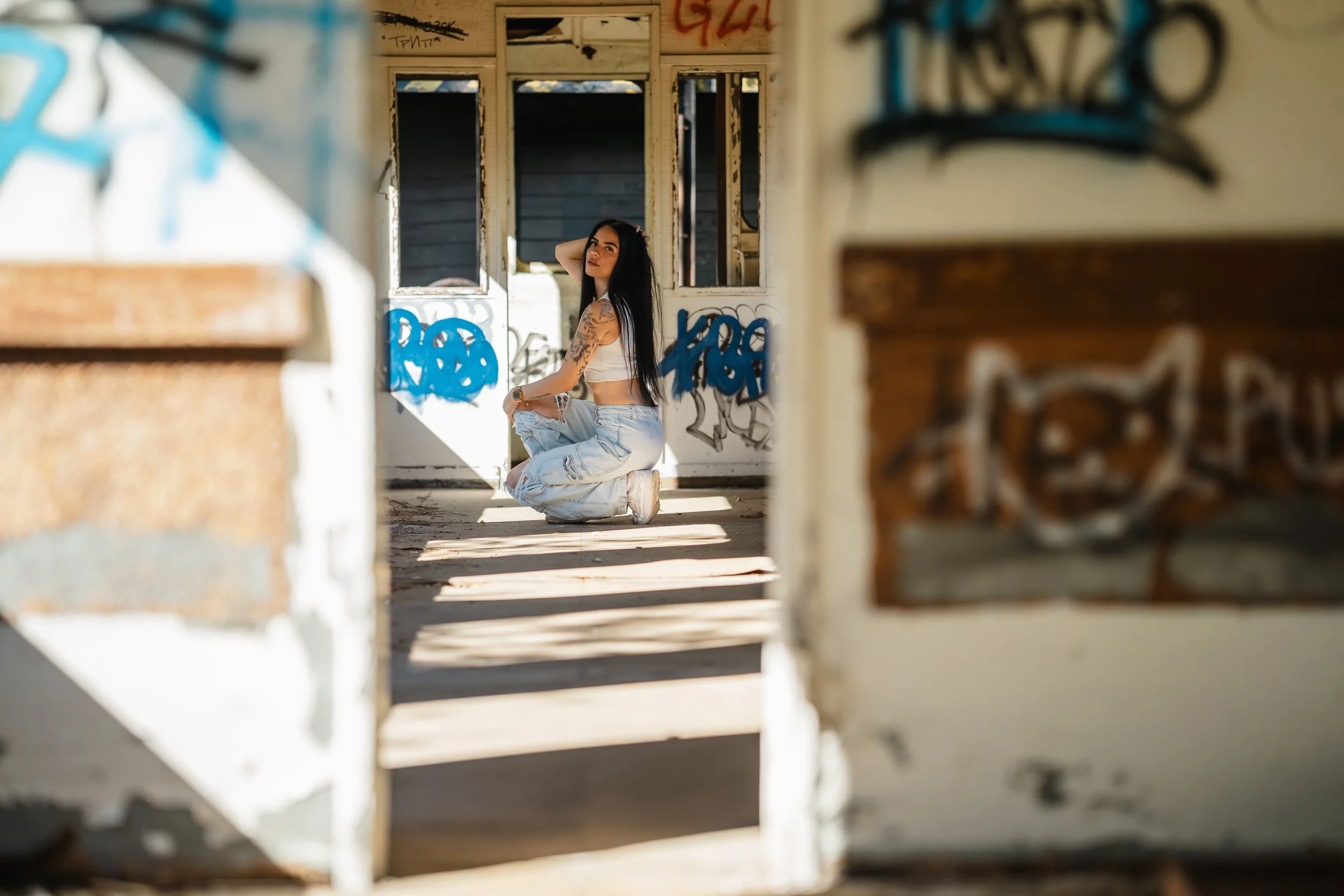 portrait-durchblick-verlassener-eisenbahnwaggon.jpg