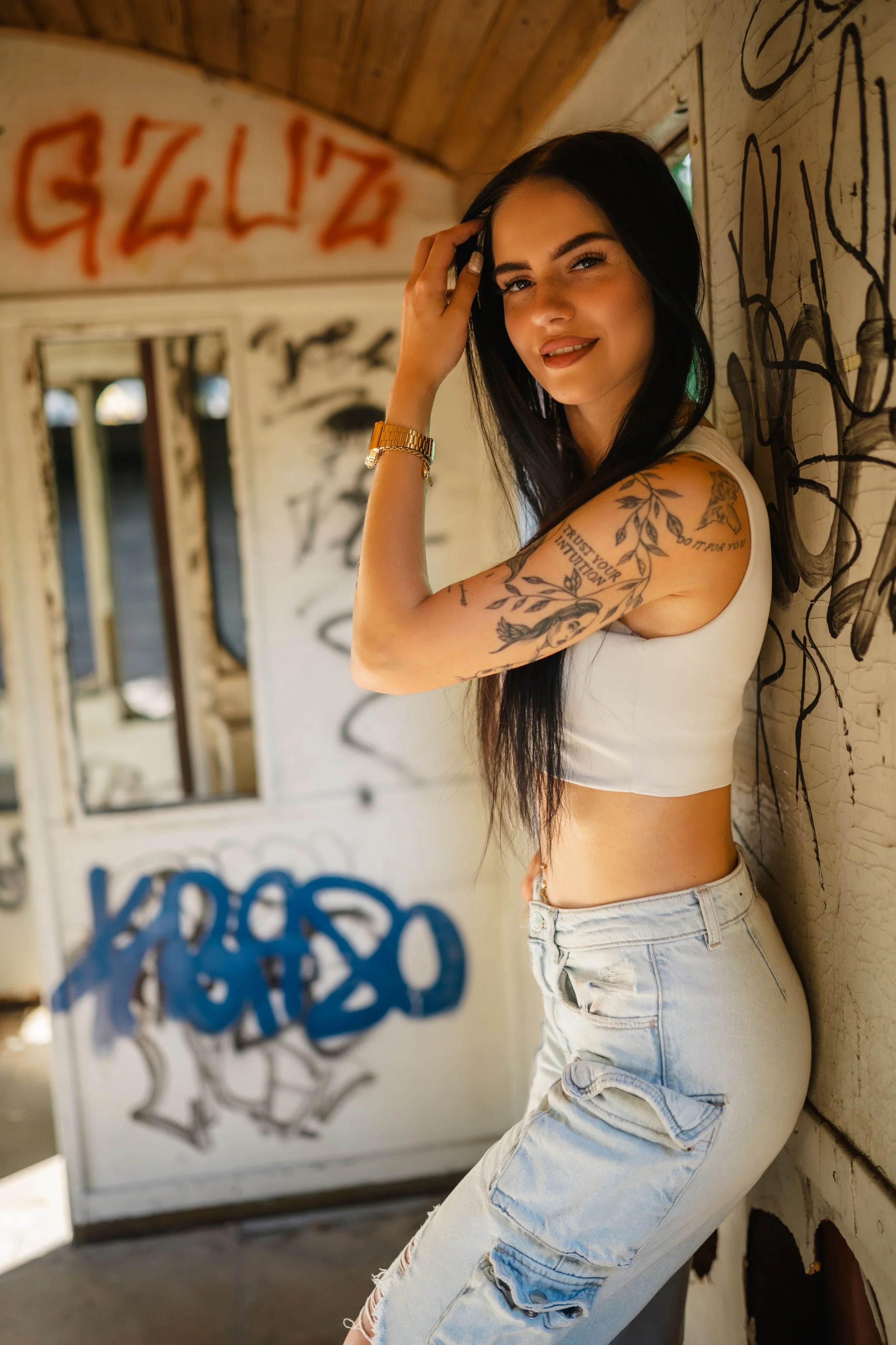 ganzkoerperportrait-jennifer-waggon-fenster.jpg