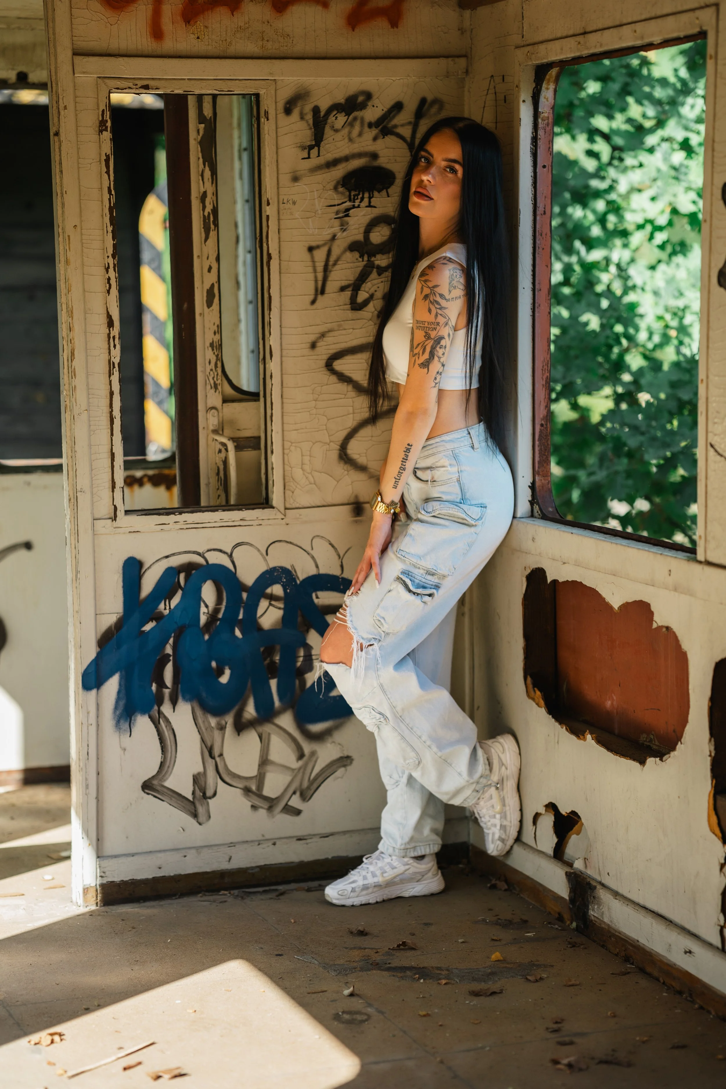 portrait-jennifer-graffiti-fensterlicht.jpg
