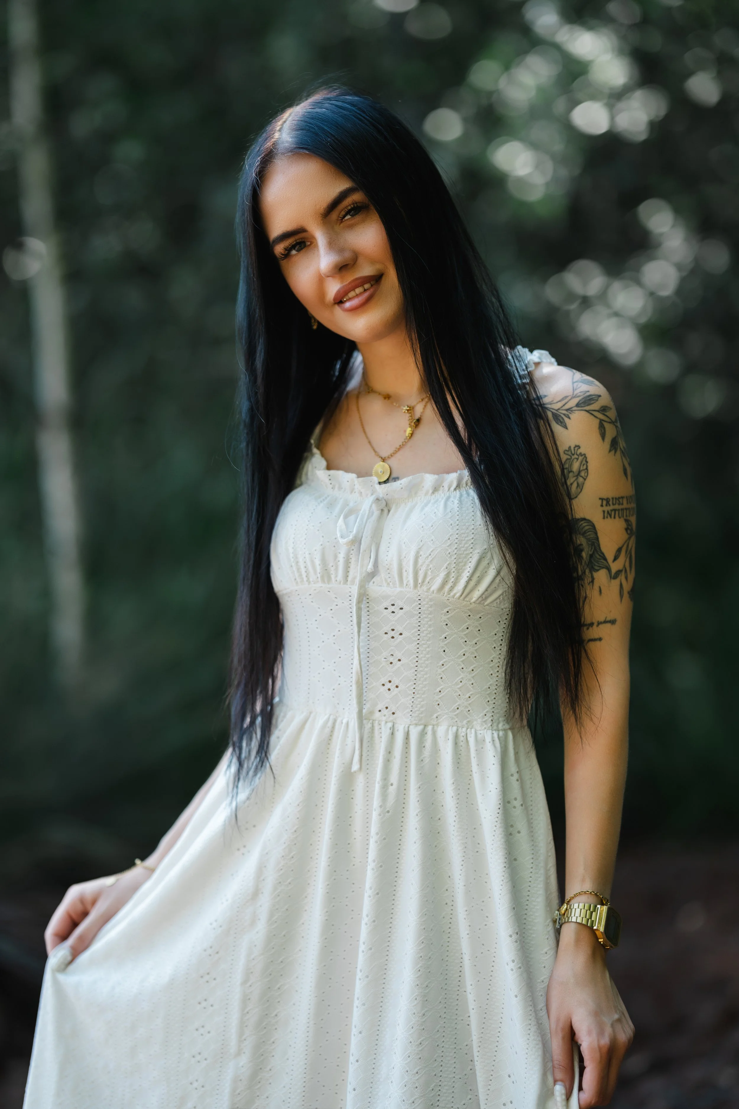 portrait-jennifer-weisses-sommerkleid-wald.jpg