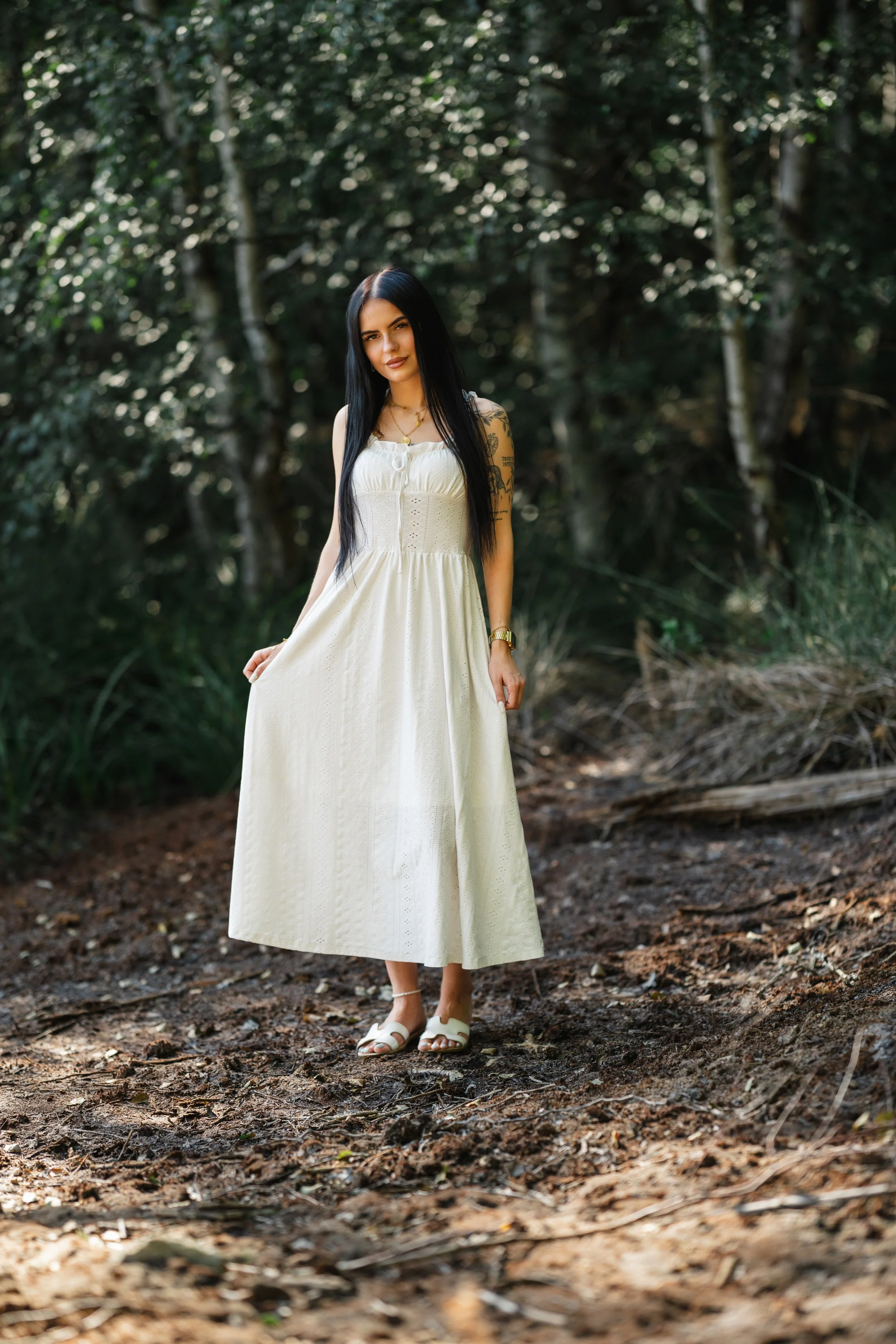 portrait-jennifer-weisses-sommerkleid-wald.jpg