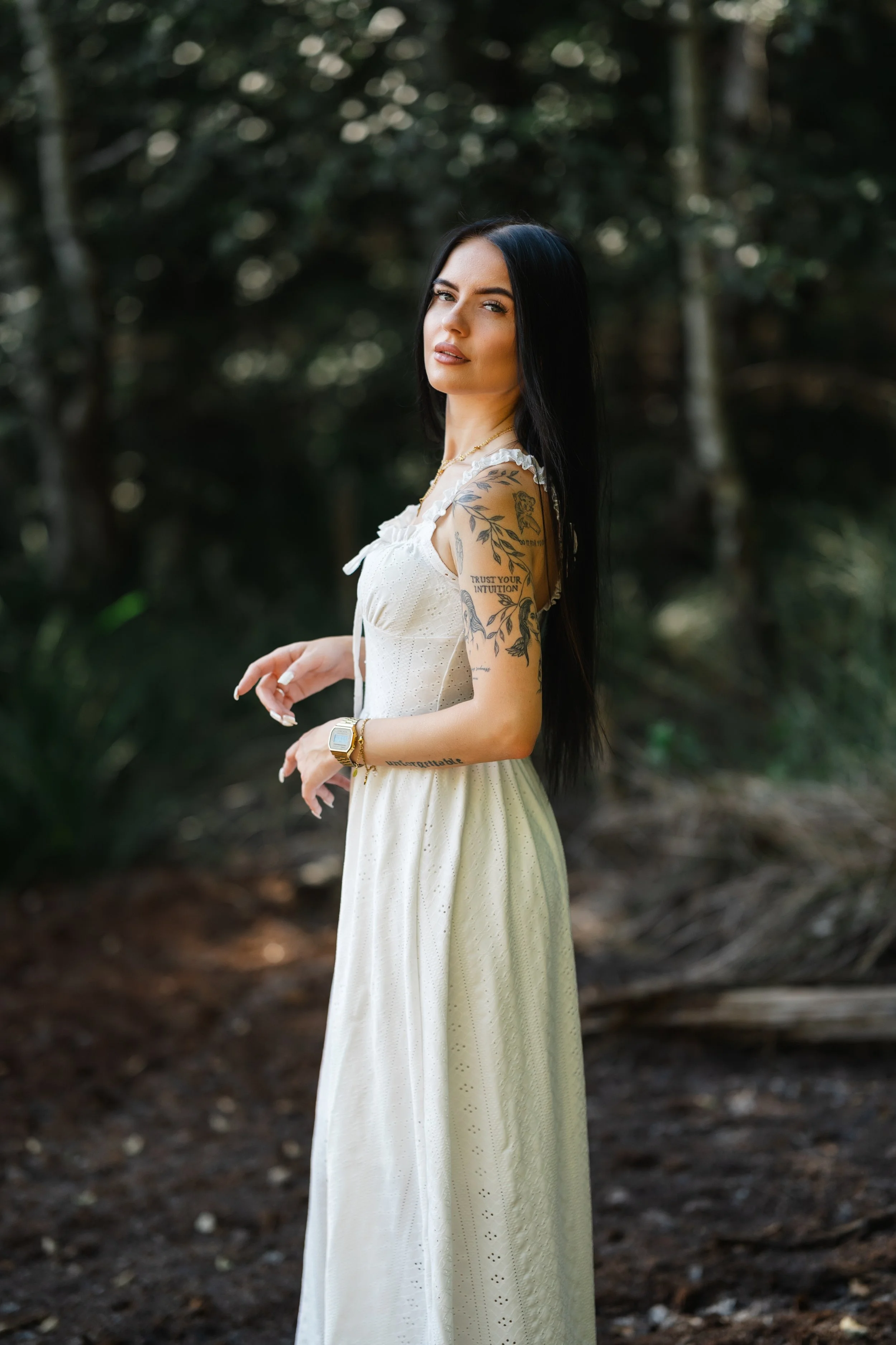 portrait-jennifer-weisses-sommerkleid-wald.jpg