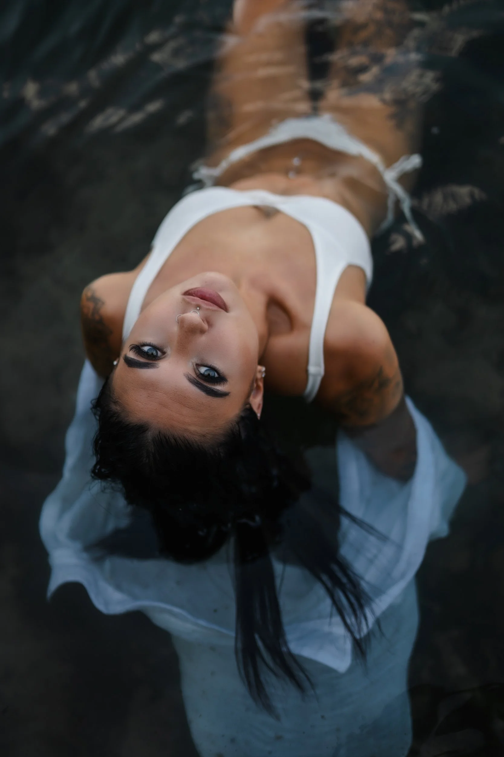 05-sony-a7r-v-portrait-caro-wasserspiegelung.jpg
