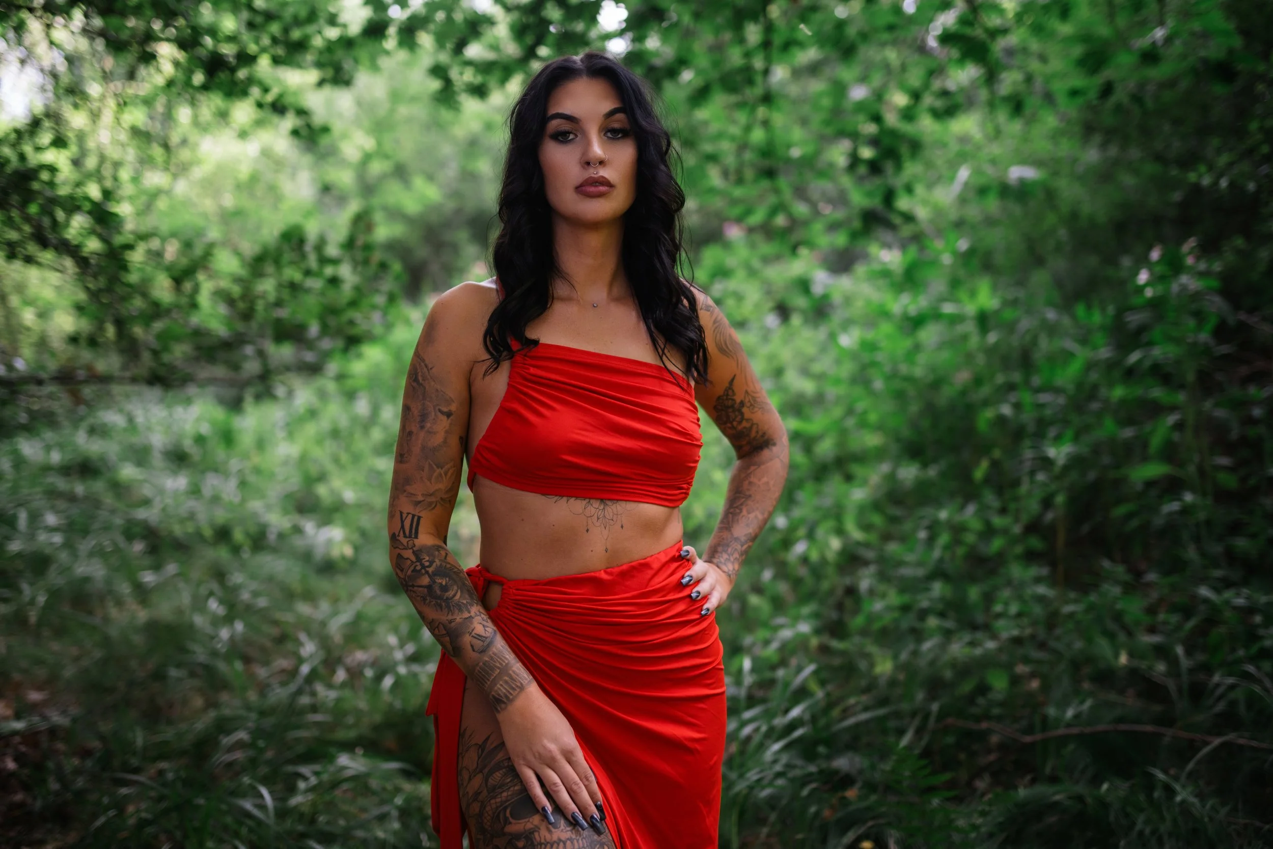 03-sony-a7r-v-portrait-caro-rotes-outfit-wald.jpg