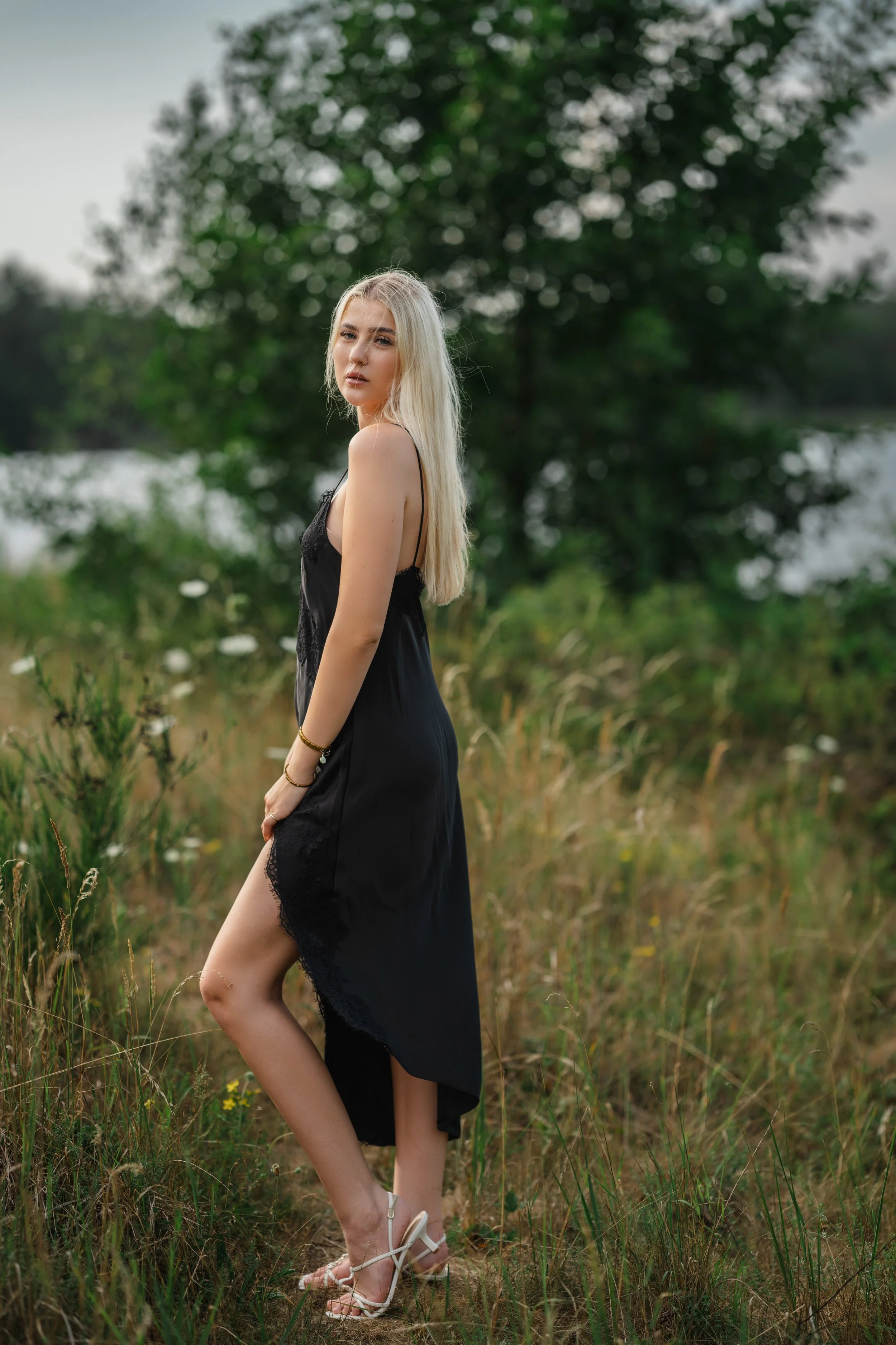 model-portfolio-sarina-knappensee-schwarzes-kleid04.jpg