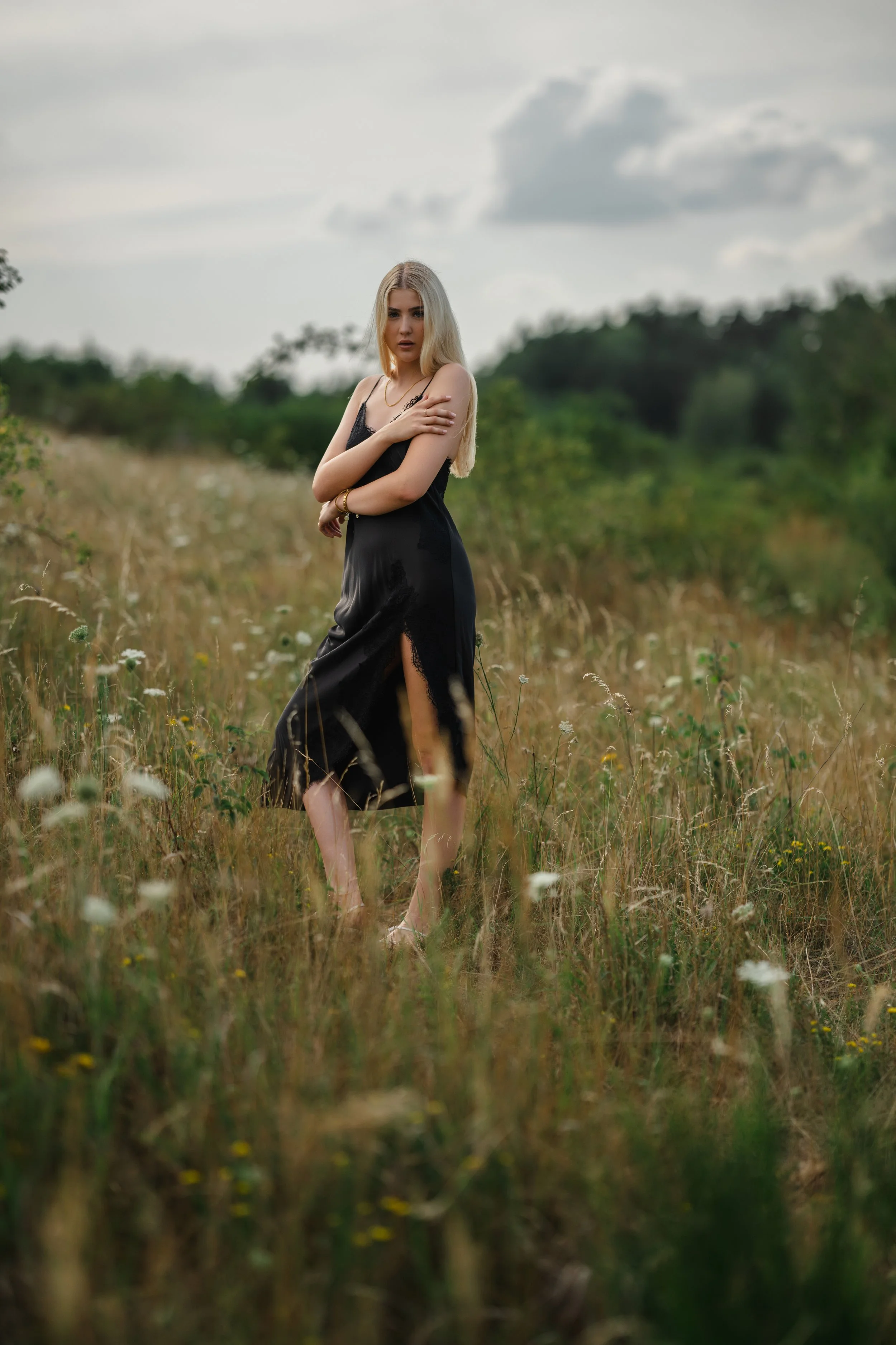 model-portfolio-sarina-knappensee-schwarzes-kleid06.jpg