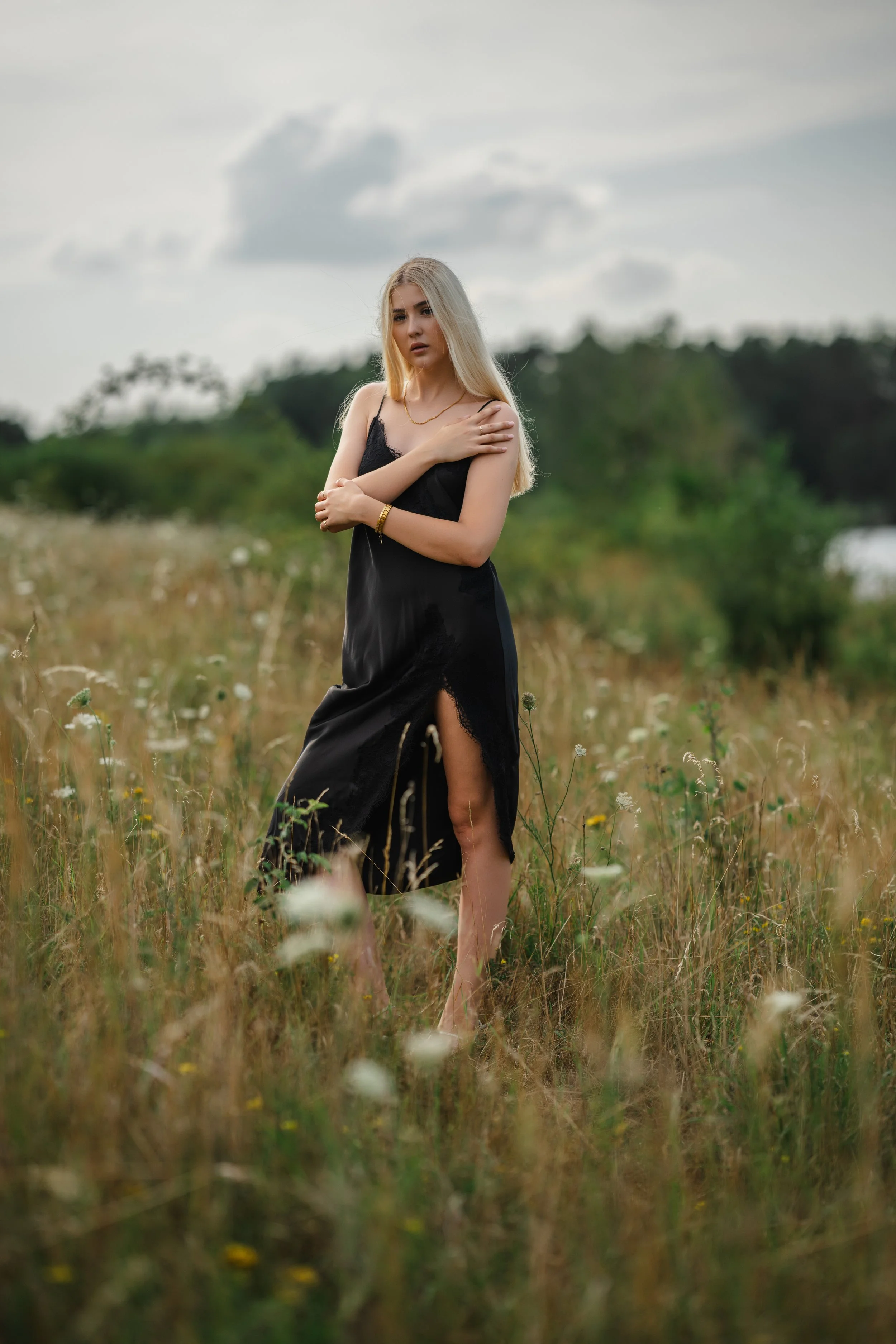 model-portfolio-sarina-knappensee-schwarzes-kleid07.jpg