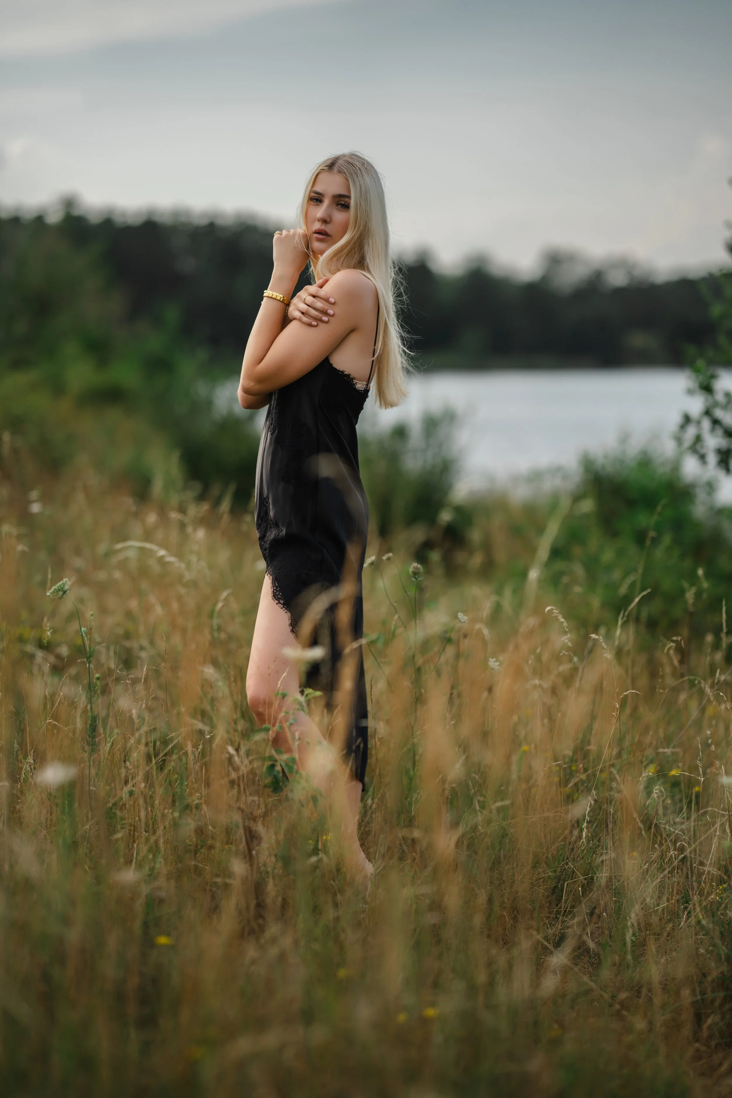 model-portfolio-sarina-knappensee-schwarzes-kleid03.jpg