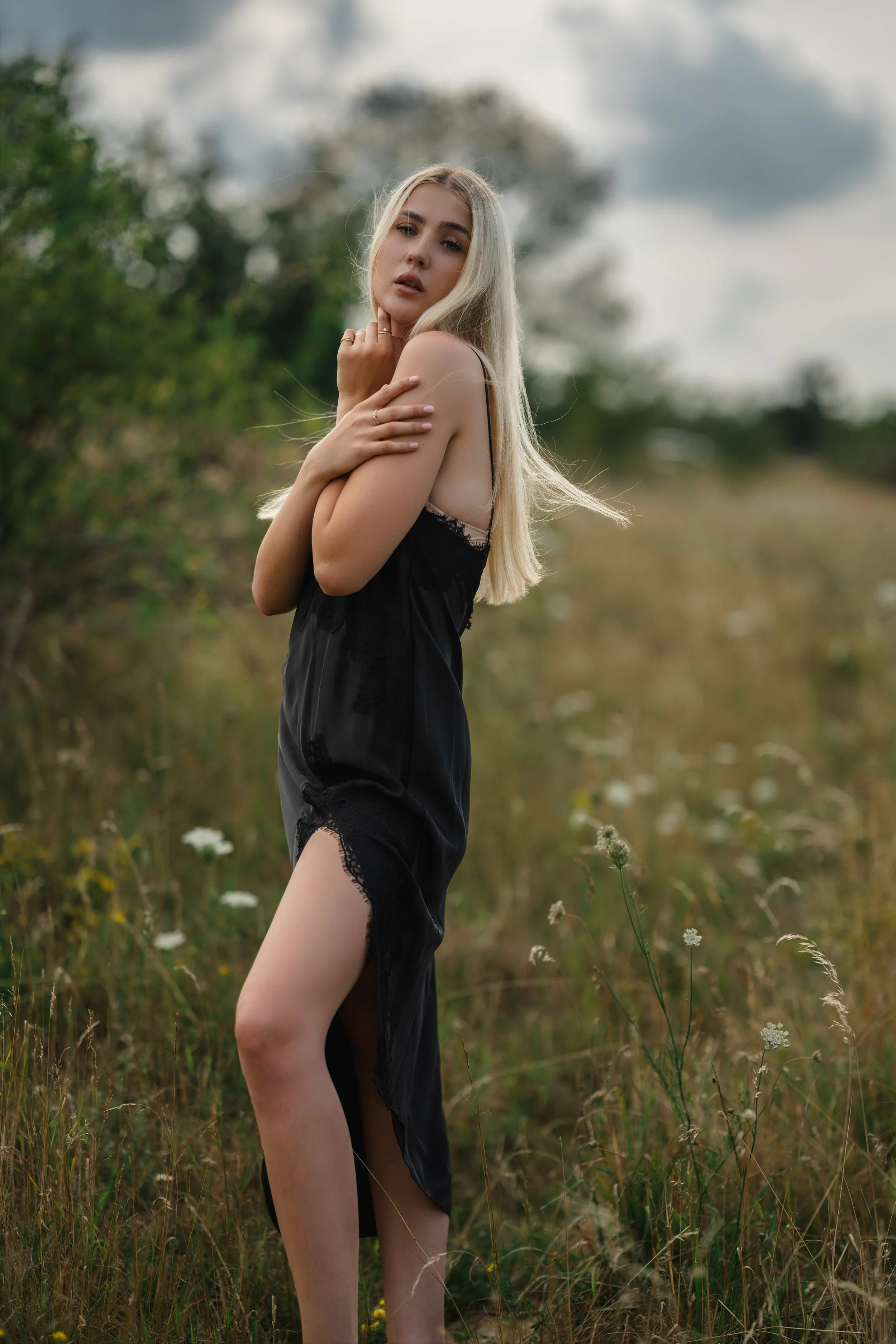 model-portfolio-sarina-knappensee-schwarzes-kleid12.jpg