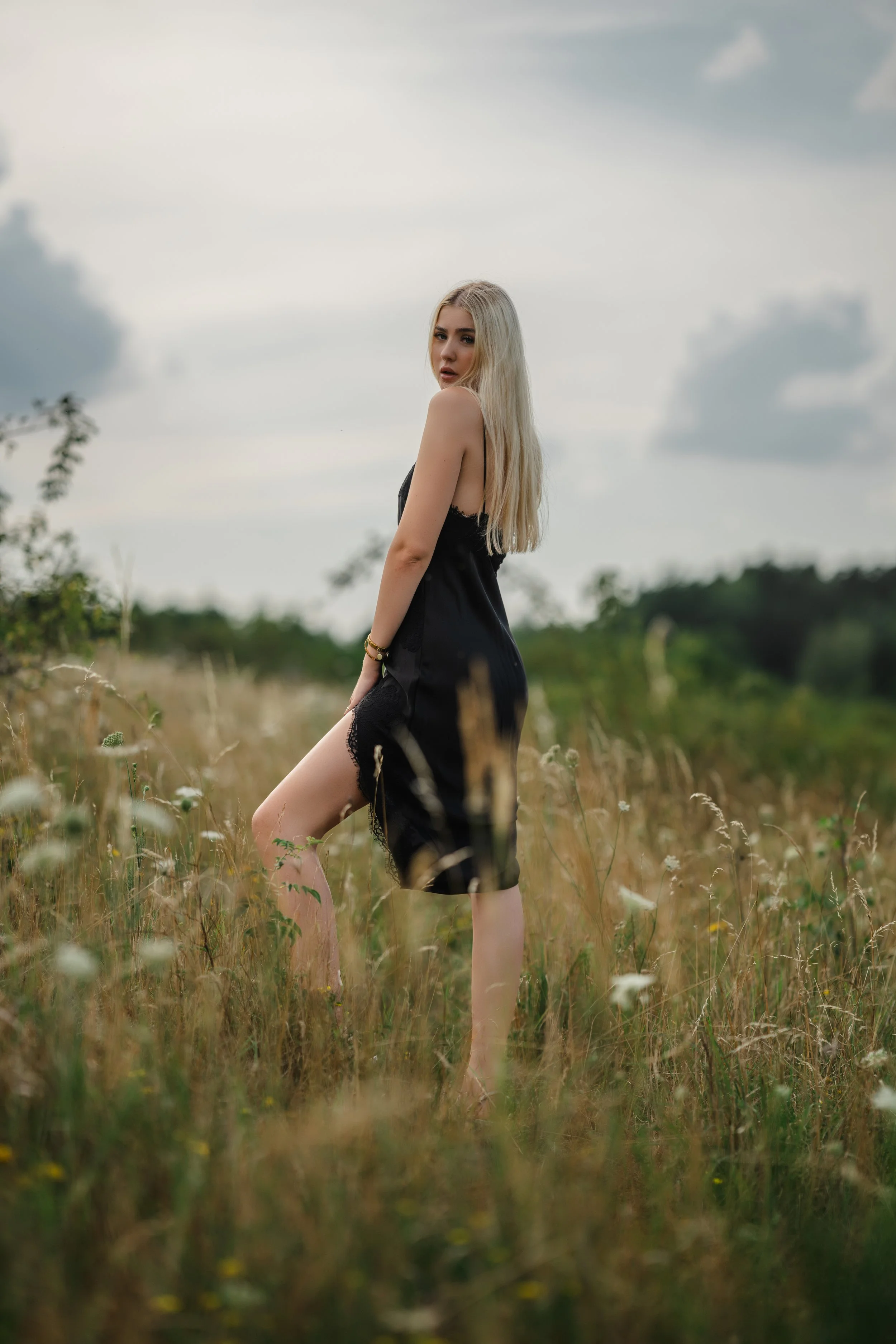 model-portfolio-sarina-knappensee-schwarzes-kleid02.jpg