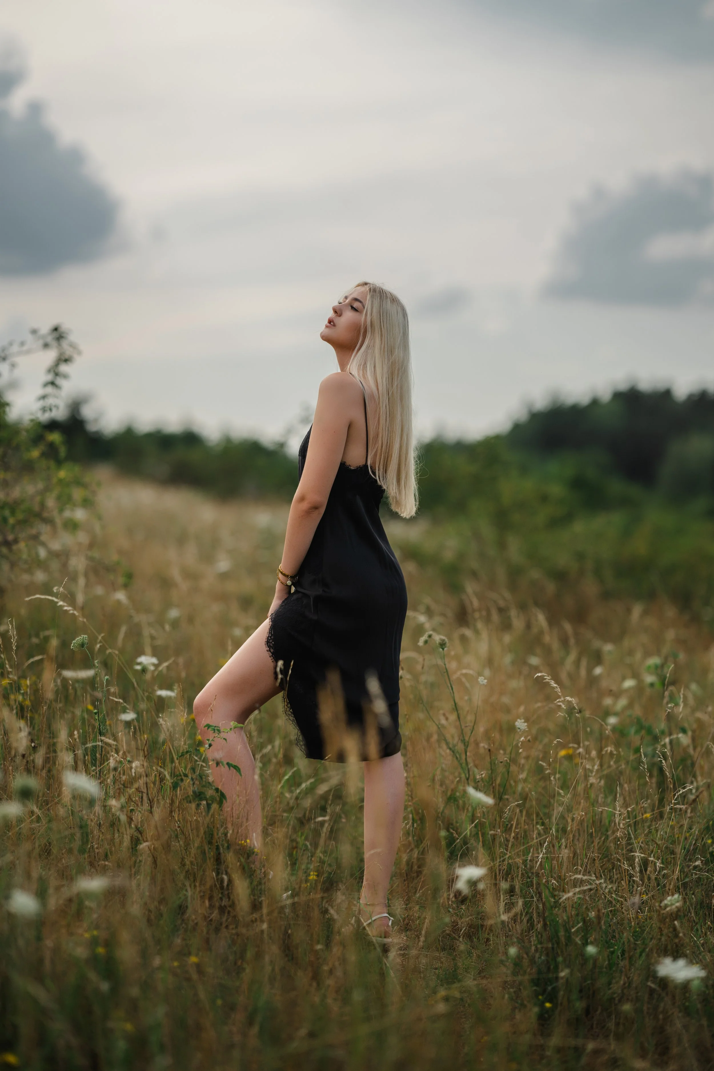model-portfolio-sarina-knappensee-schwarzes-kleid10.jpg