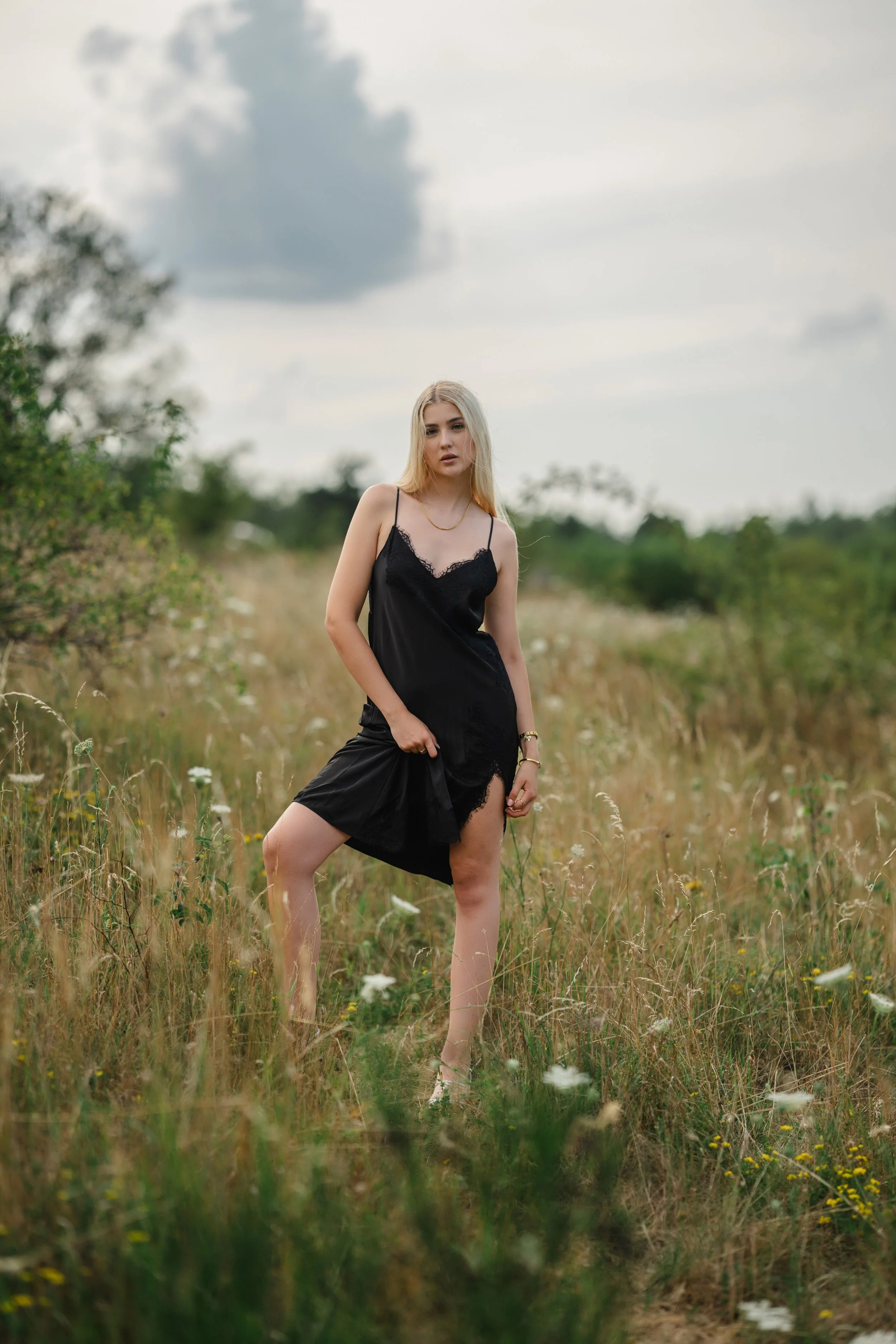 model-portfolio-sarina-knappensee-schwarzes-kleid11.jpg