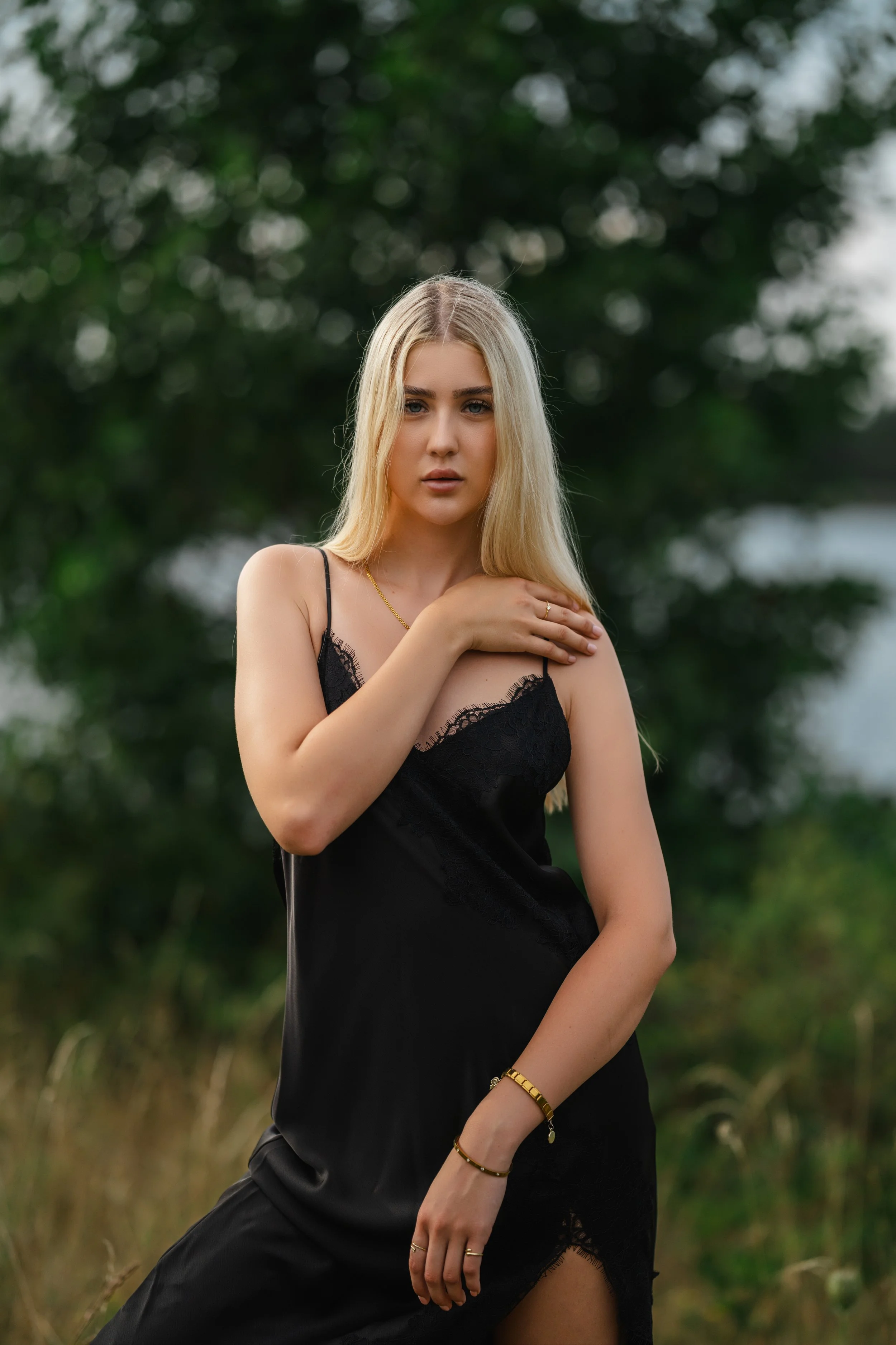 model-portfolio-sarina-knappensee-schwarzes-kleid01.jpg