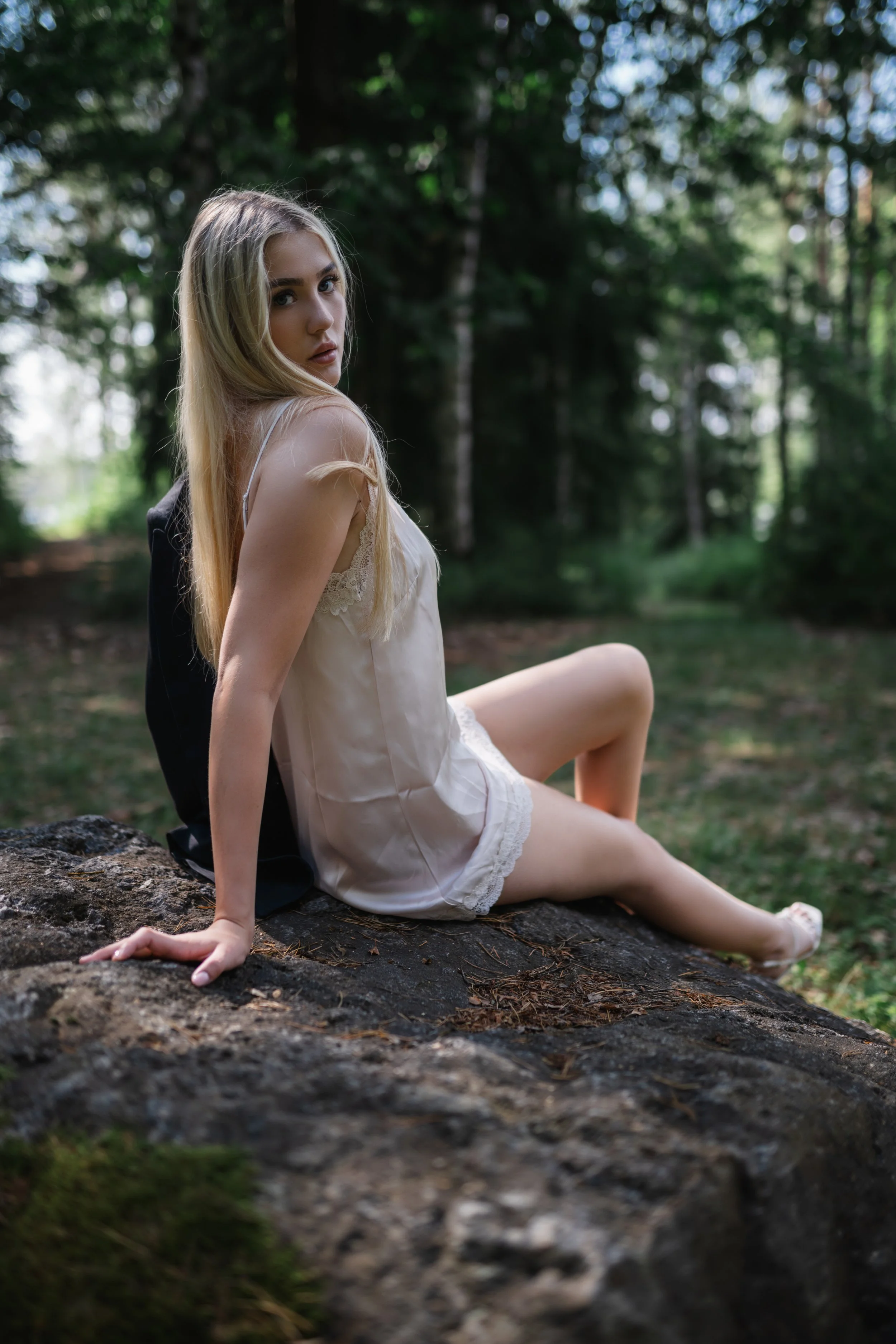 modelportfolio-oberpfalz-sarina-felsen-satinkleid02.jpg