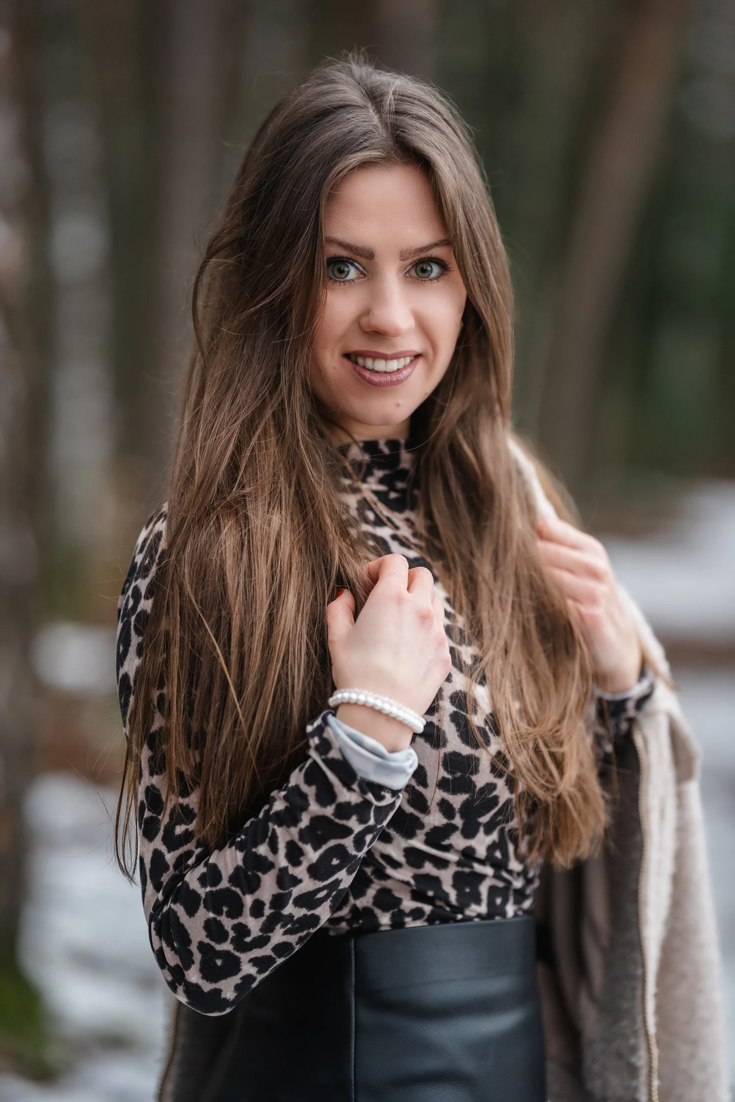 Freigestelltes Portrait im Winterwald mit unscharfem Hintergrund