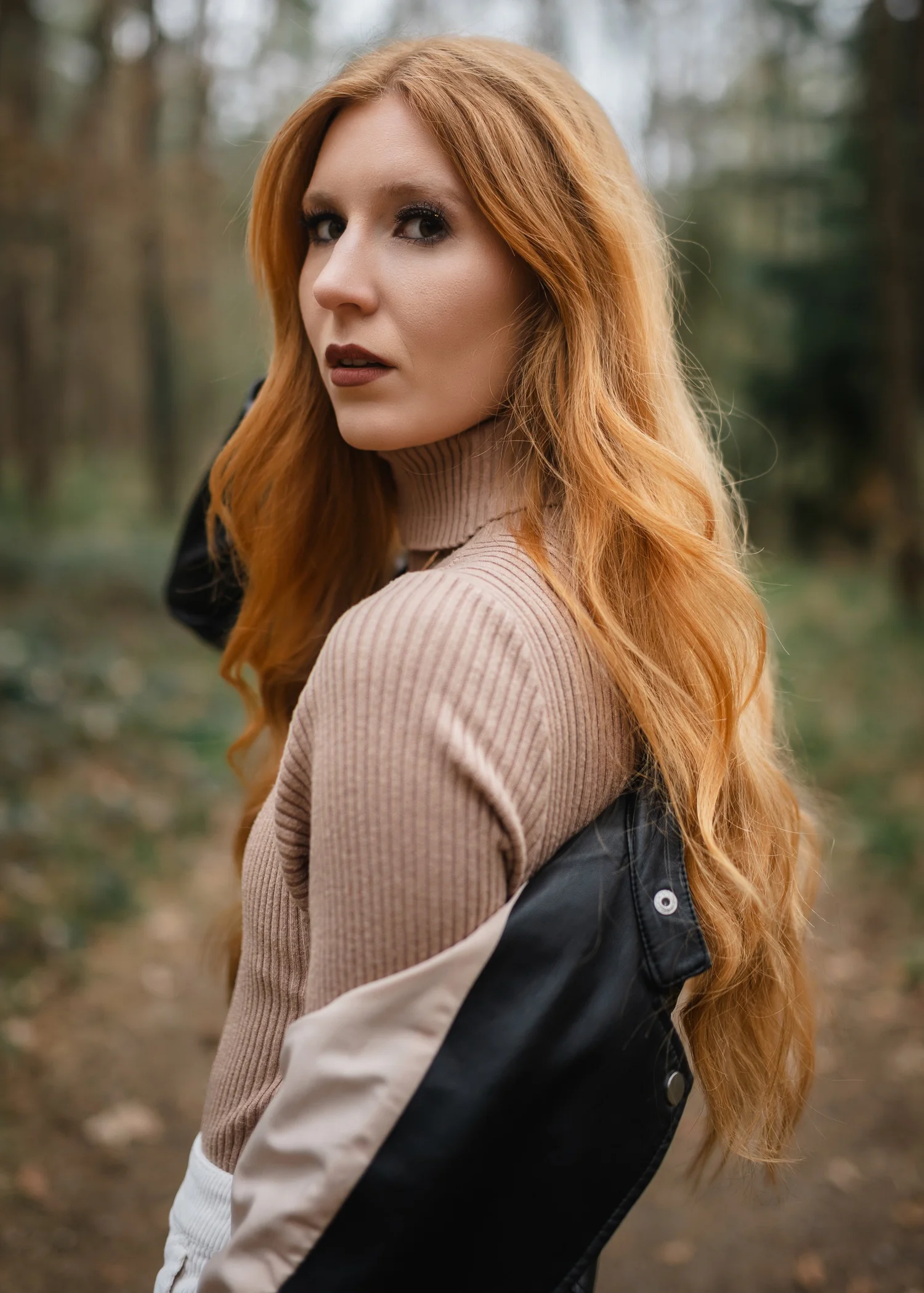 Nahes Waldportrait mit betonter Haarpartie und weich verschwommenem Hintergrund