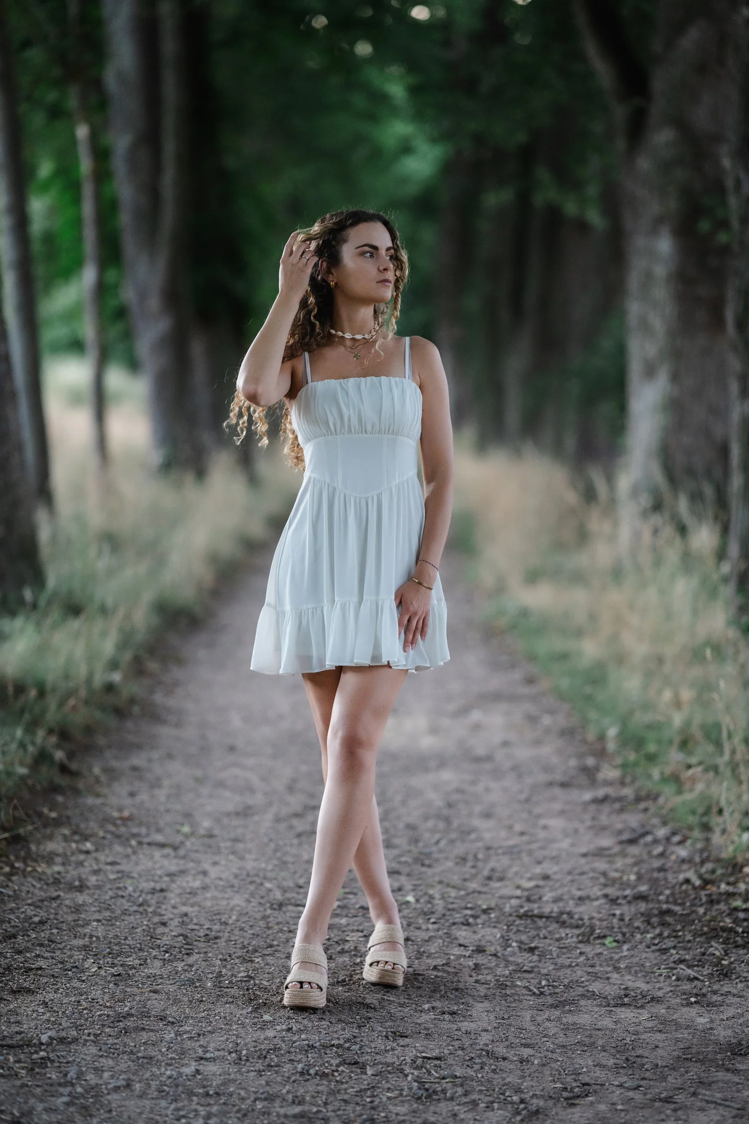Portrait mit Bewegung auf einem Waldweg