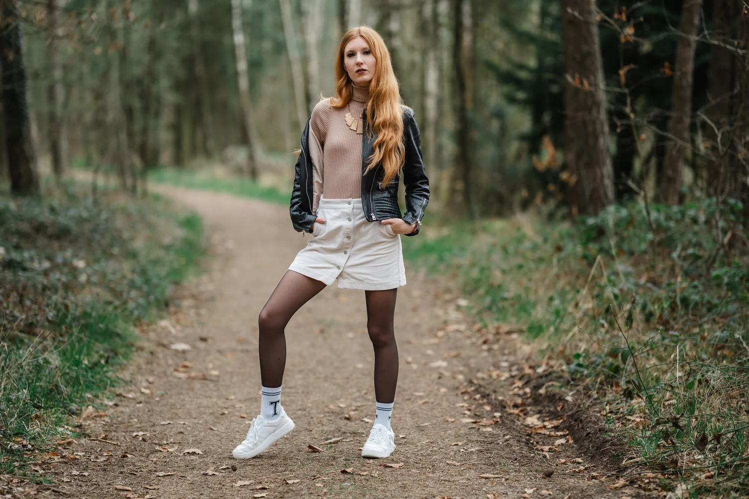 Ganzkörperportrait im Wald mit führenden Linien in der Umgebung