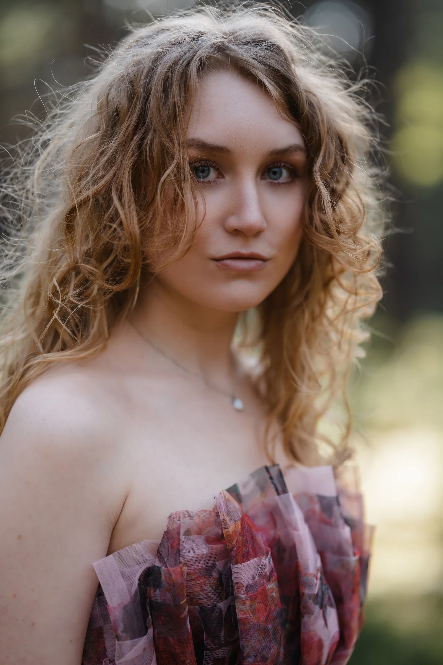 Waldportrait mit beleuchteten Locken und weichem Bokeh
