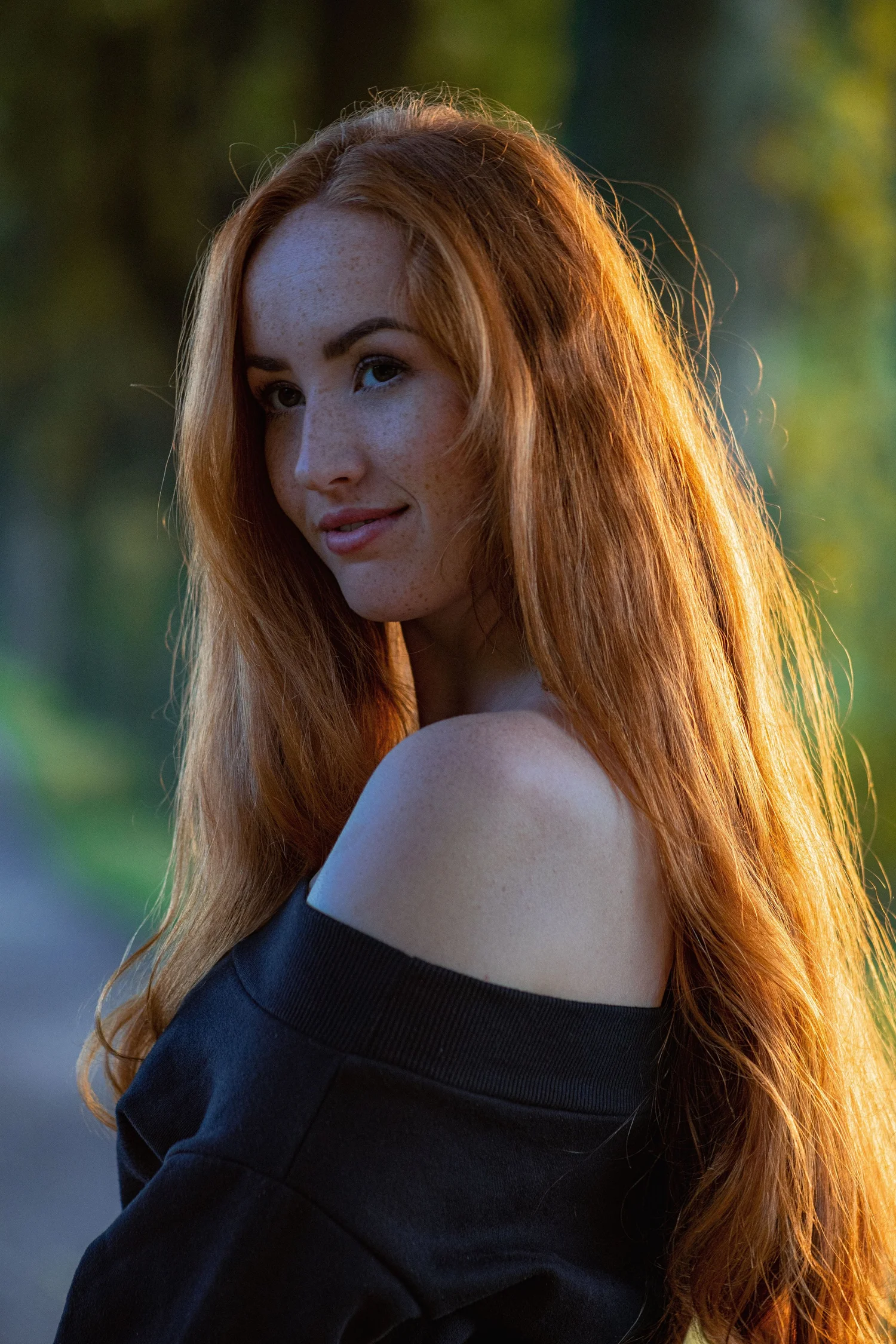 Waldportrait mit rotem Haar und goldenem Gegenlichtsaum