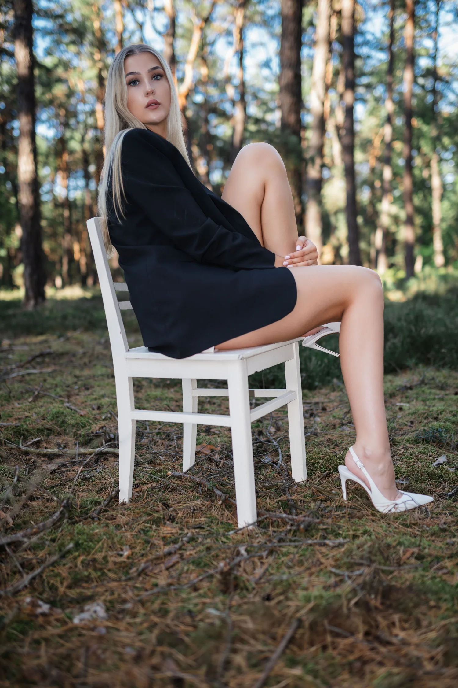 Portrait auf einem Stuhl in natürlicher Waldumgebung
