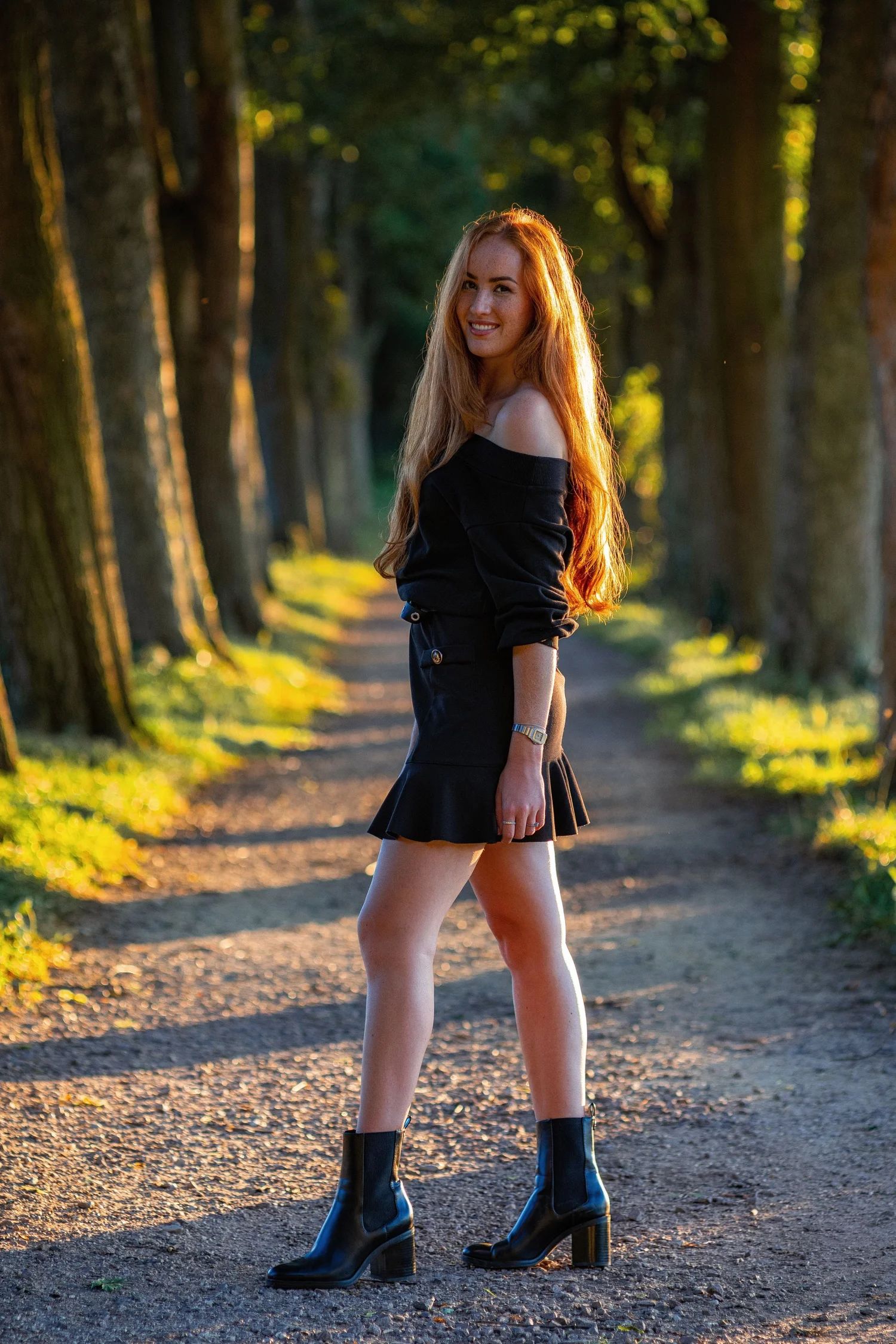 Waldportrait in einer Allee bei goldenem Abendlicht