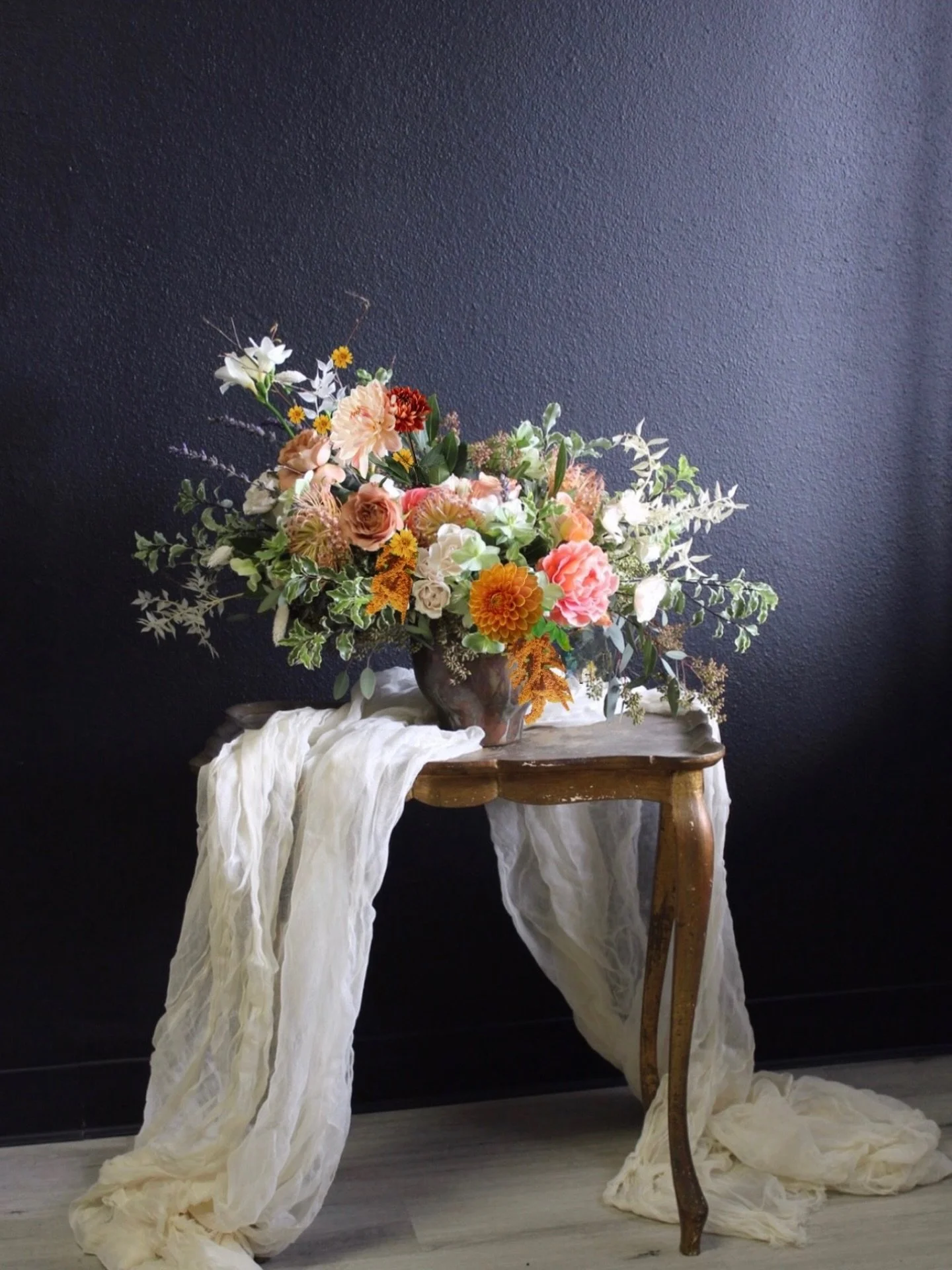 SHADOW &amp; LIGHT @frenchbouquet 

#weddingfowers
#centerpiece
