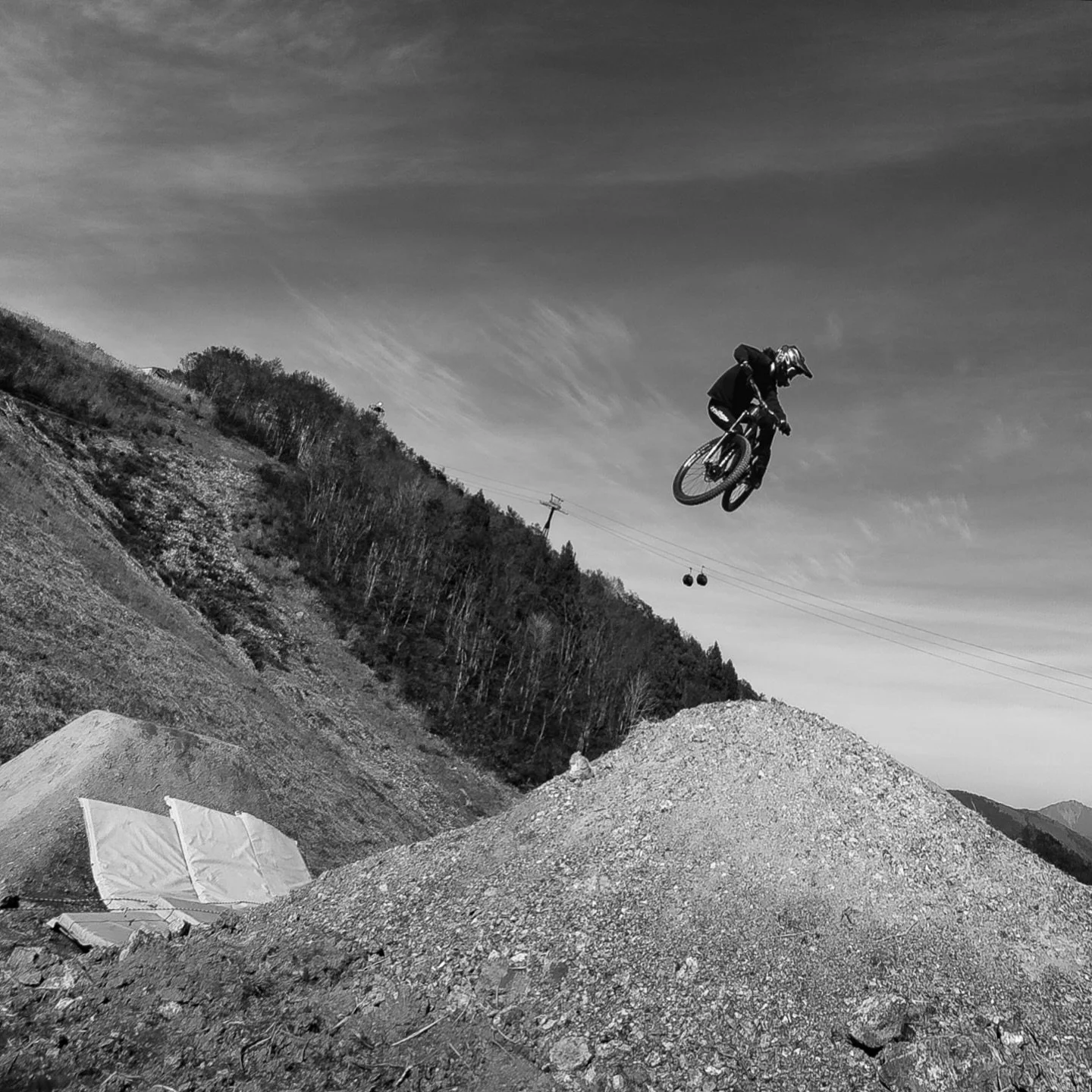 Managed to snag some last minute shots at the Iwatake Jump session with the Sony A6400 📸 as much as I love using my z8 with pro lenses, the size of this Sony and the budget fisheye make it a no brainer to take out on the downhill course. 

#hakuba #
