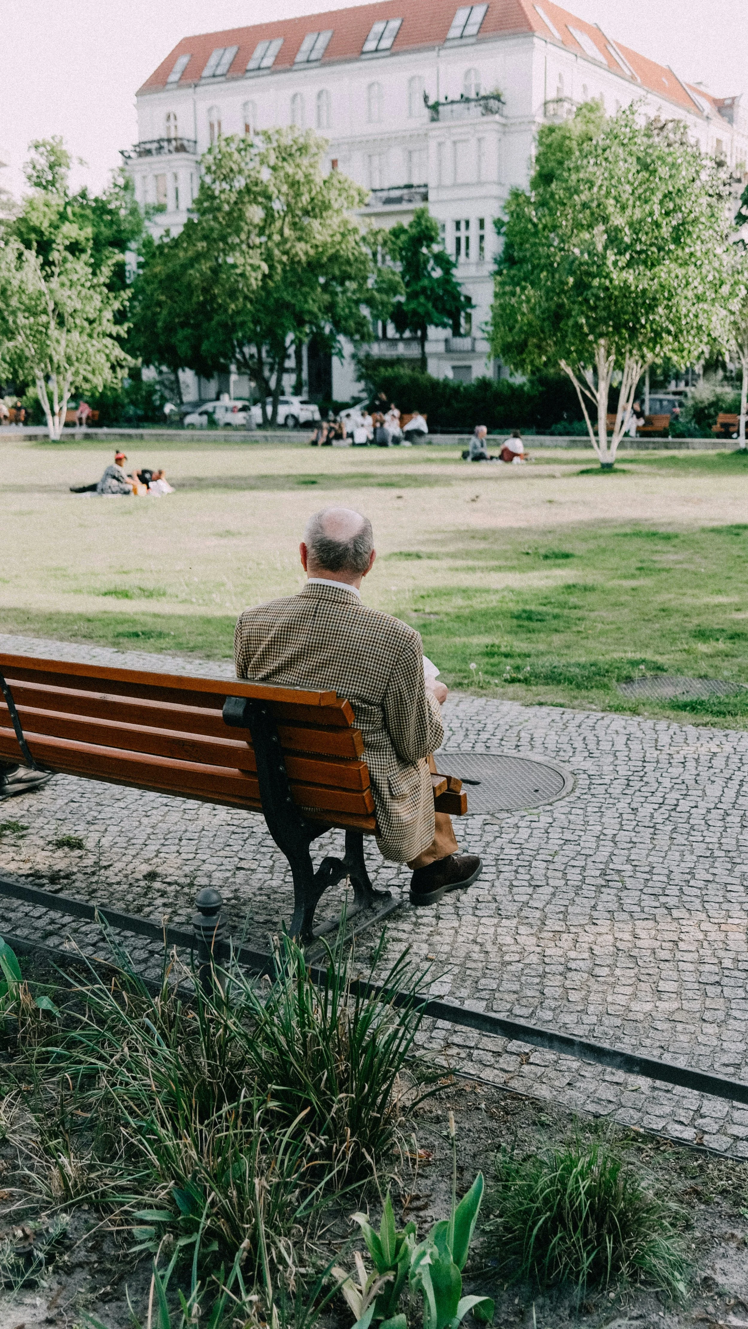 When You Feel Alone Even Around People:Emotional Isolation in Later Life