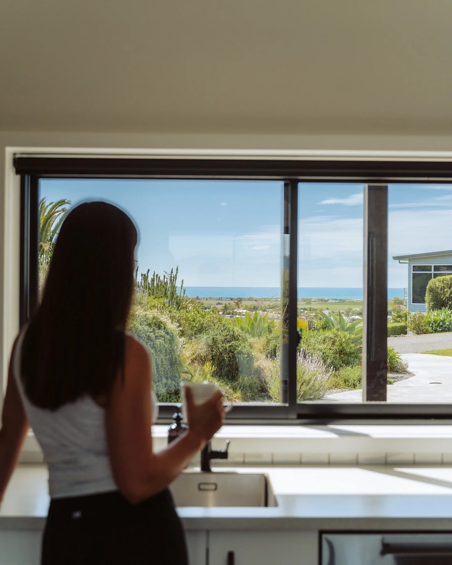 Great imagery sets you apart from your competitors. Realistic props, models that are your target audience, the fine little details. It all sends a message to your audience on how they will feel when they experience your product or service.

📷 Airbnb