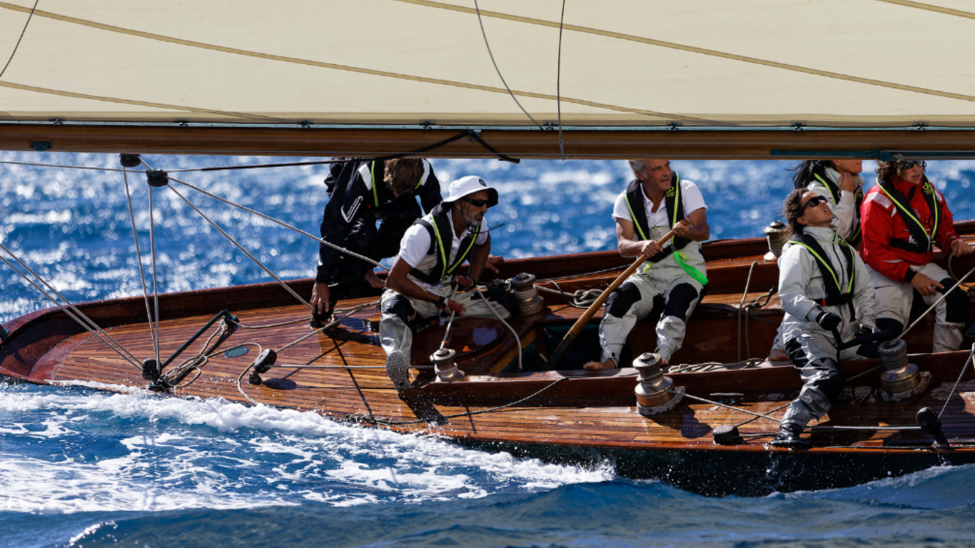 Une équipe de marins naviguant à bord d'un voilier en mer.